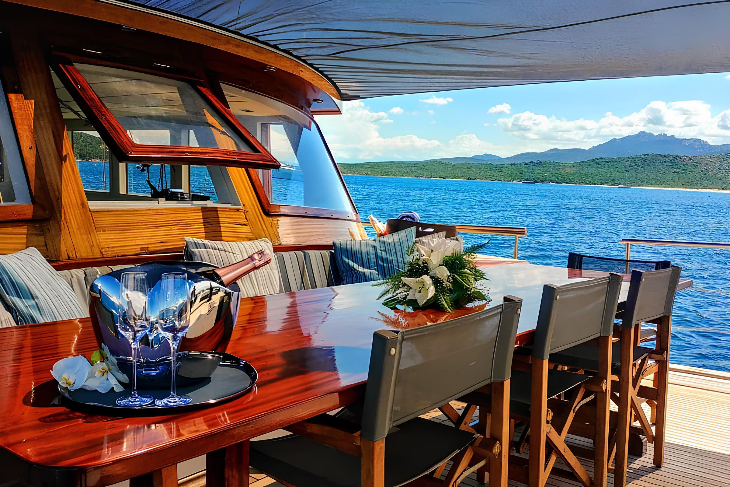 Обеденная зона на главной палубе/Main deck dining area