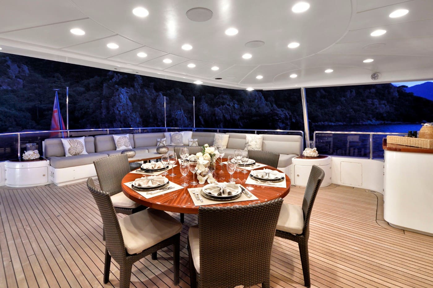 Обеденная зона на корме верхней палубы/Dining area aft on the upper deck