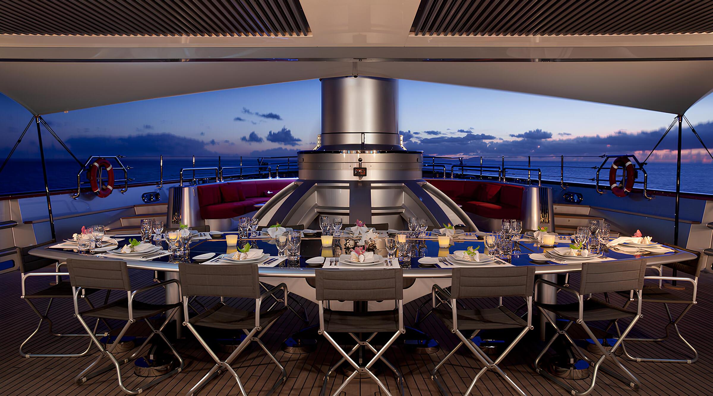 Обеденная зона на главной палубе/Main deck dining area