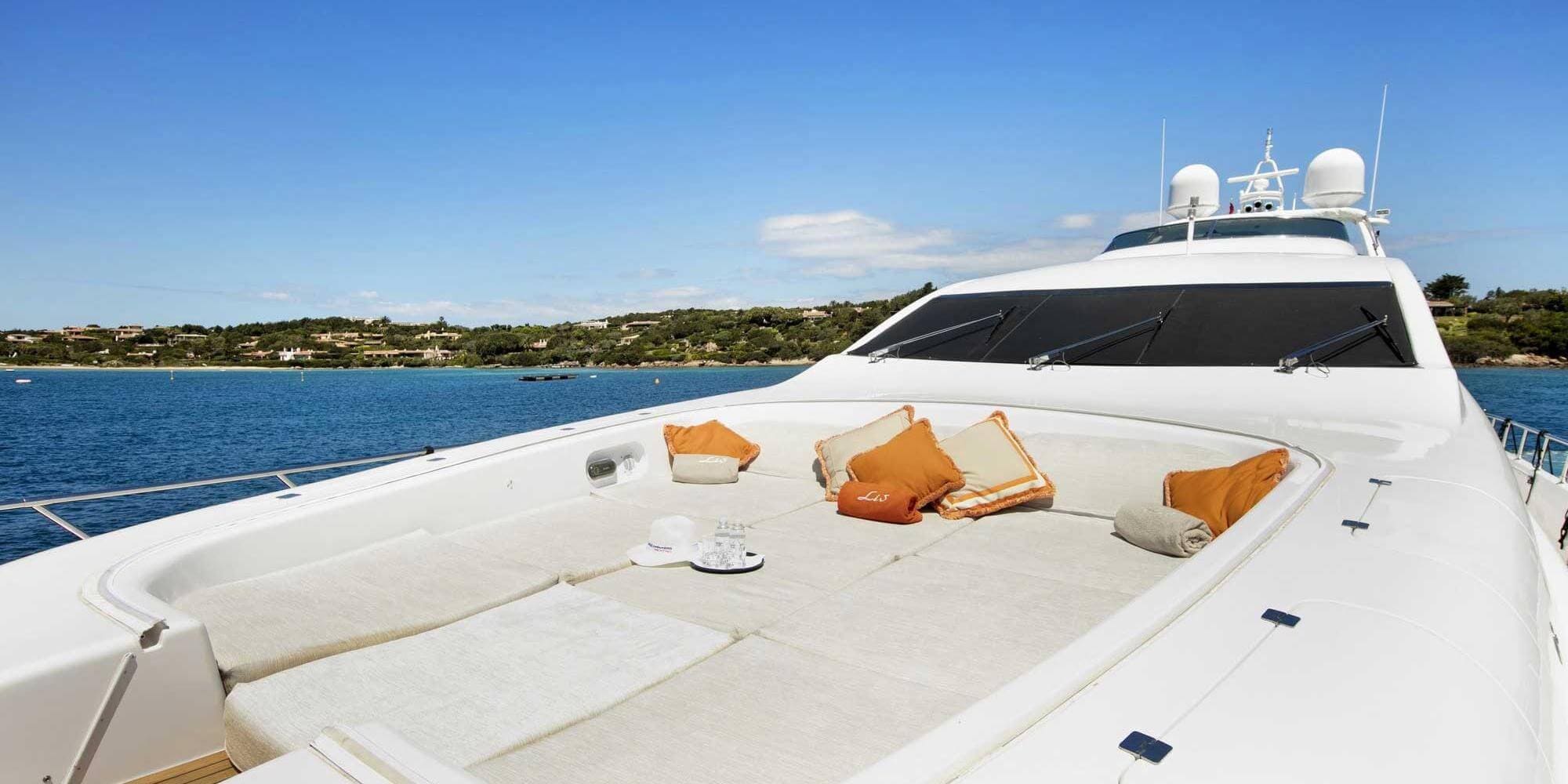 Шезлонги на носовой палубе/Sun loungers on the foredeck