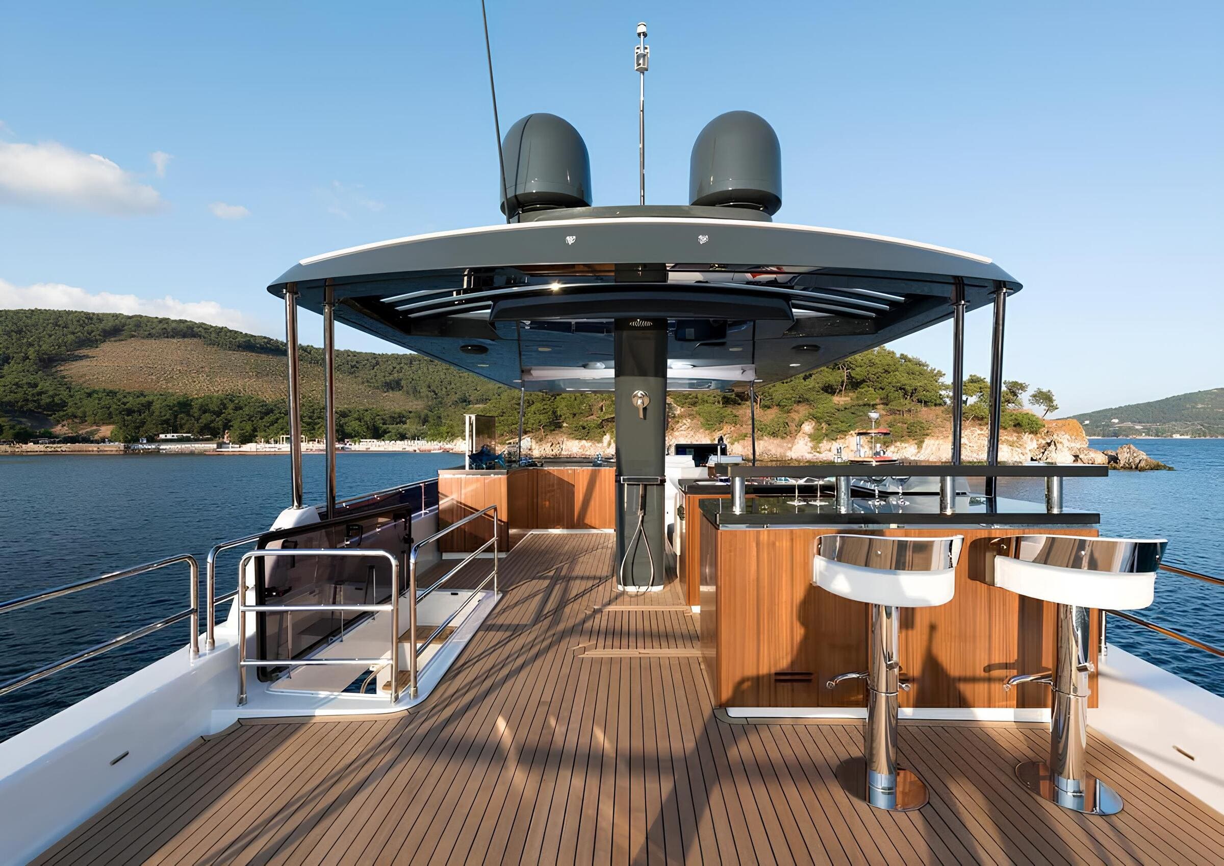 Зона отдыха на флайбридже/Flybridge lounge area