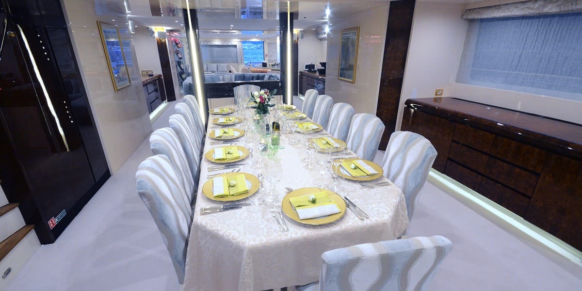 Обеденная зона в главном салоне/Dining area in the main salon