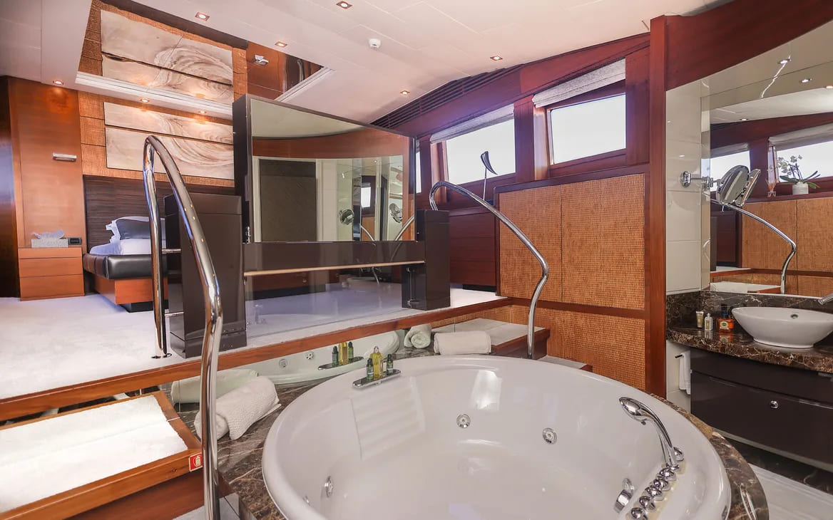 Джакузи в мастер каюте/Jacuzzi in master cabin