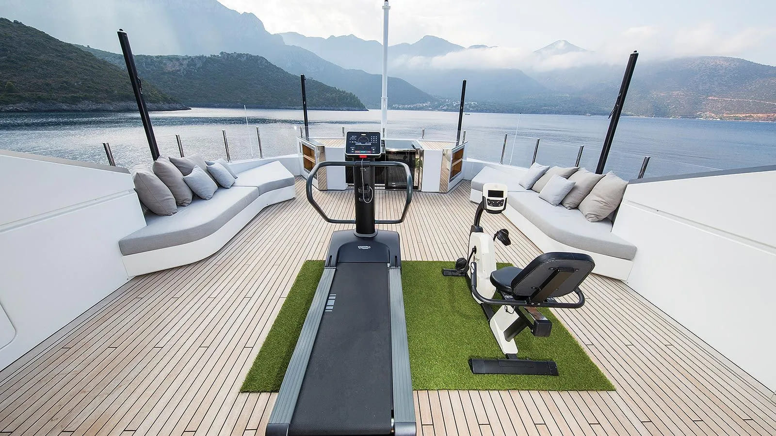 Тренажерный зал на сандеке/Gym on the sundeck