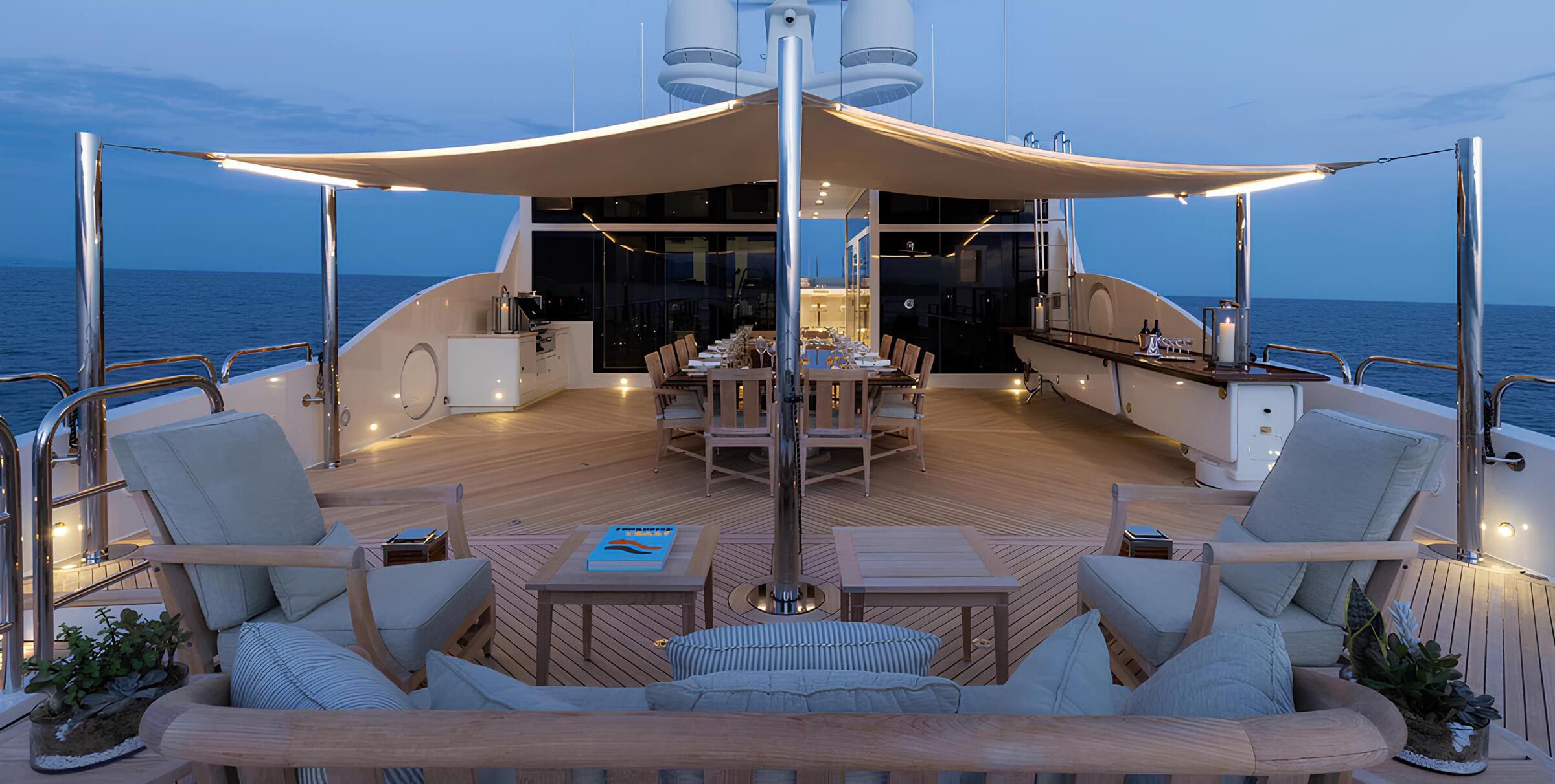 Зона отдыха в кормовой части сандека/Aft sundeck lounge area