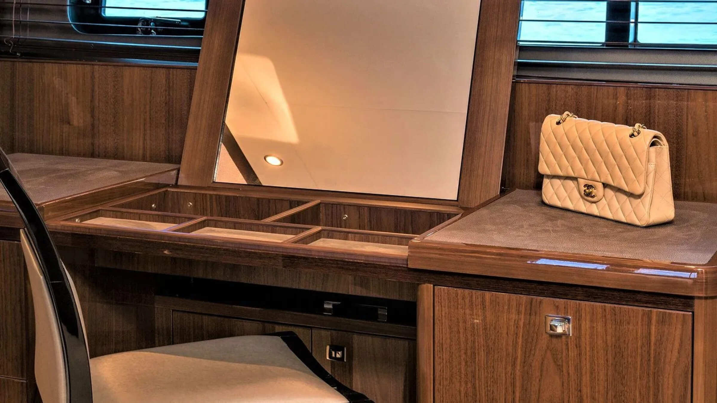 Дамский столик в каюте владельца/Vanity table in the master cabin