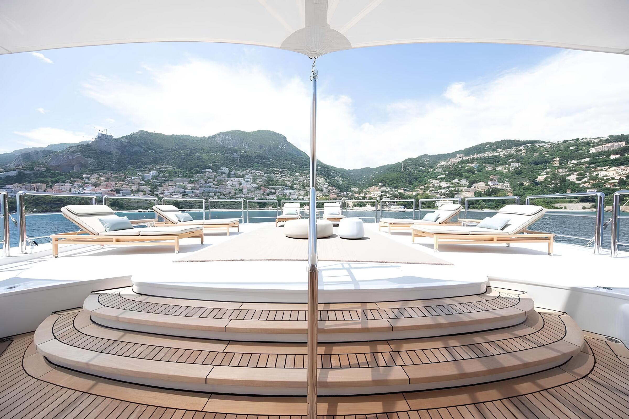 Зона отдыха на сандеке/Sundeck lounge area