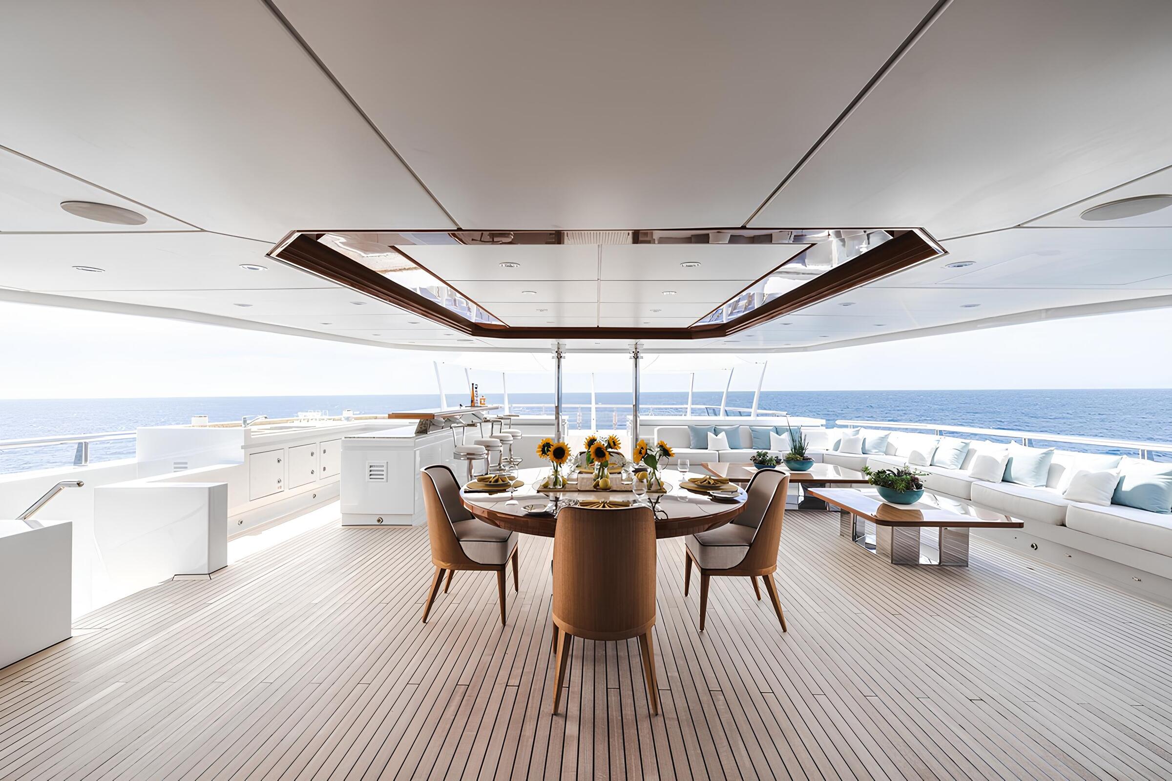 Обеденная зона на корме верхней палубы/Aft upper deck dining area