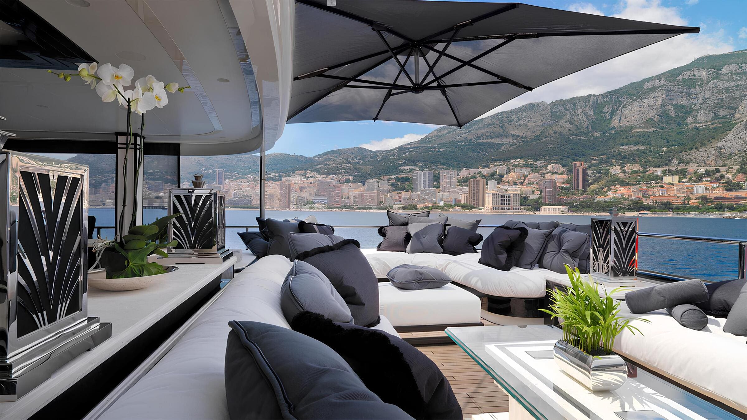 Зона отдыха на сандеке/Sundeck lounge area