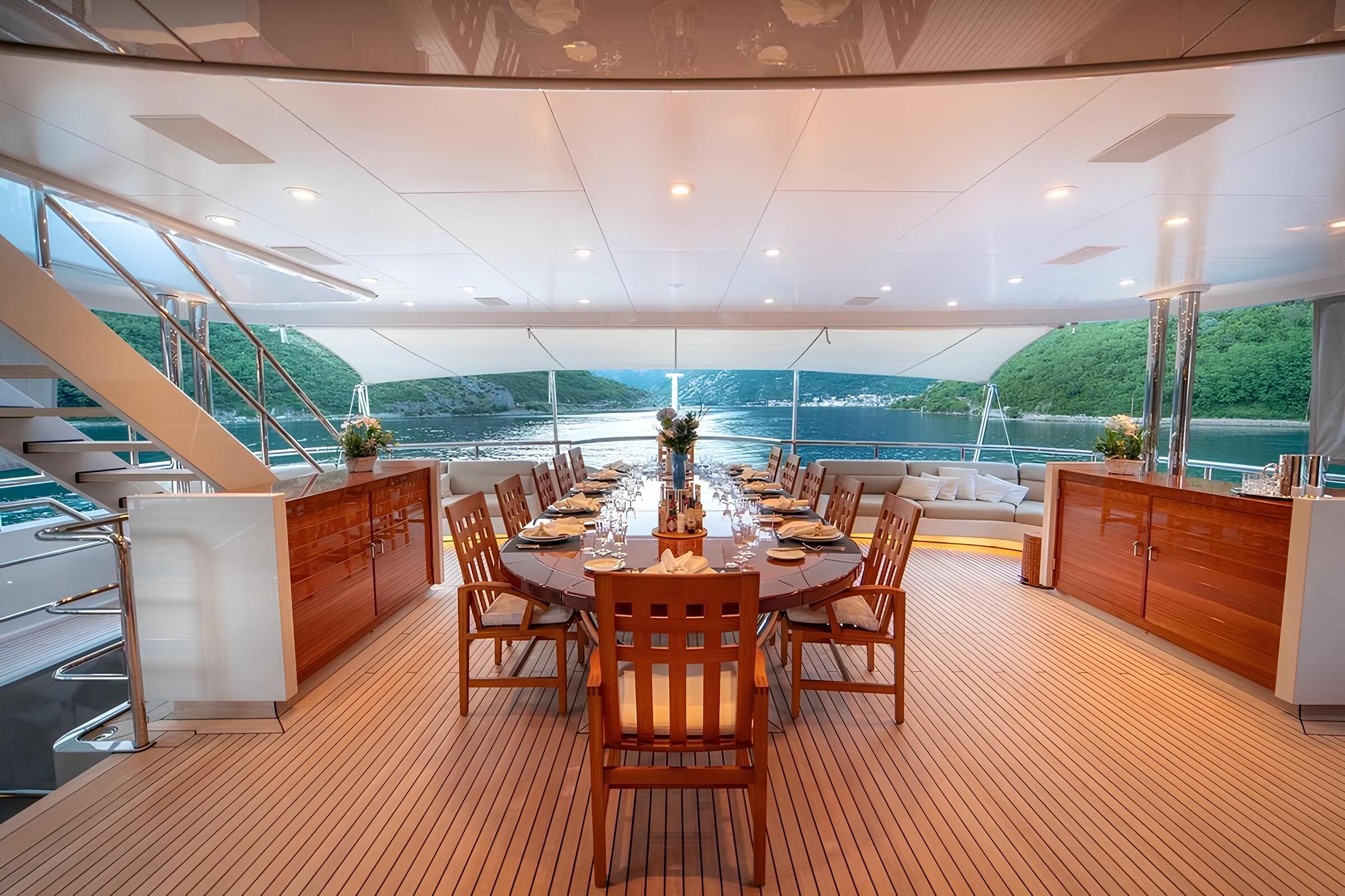 Обеденная зона на корме верхней палубы/Aft upper deck dining area