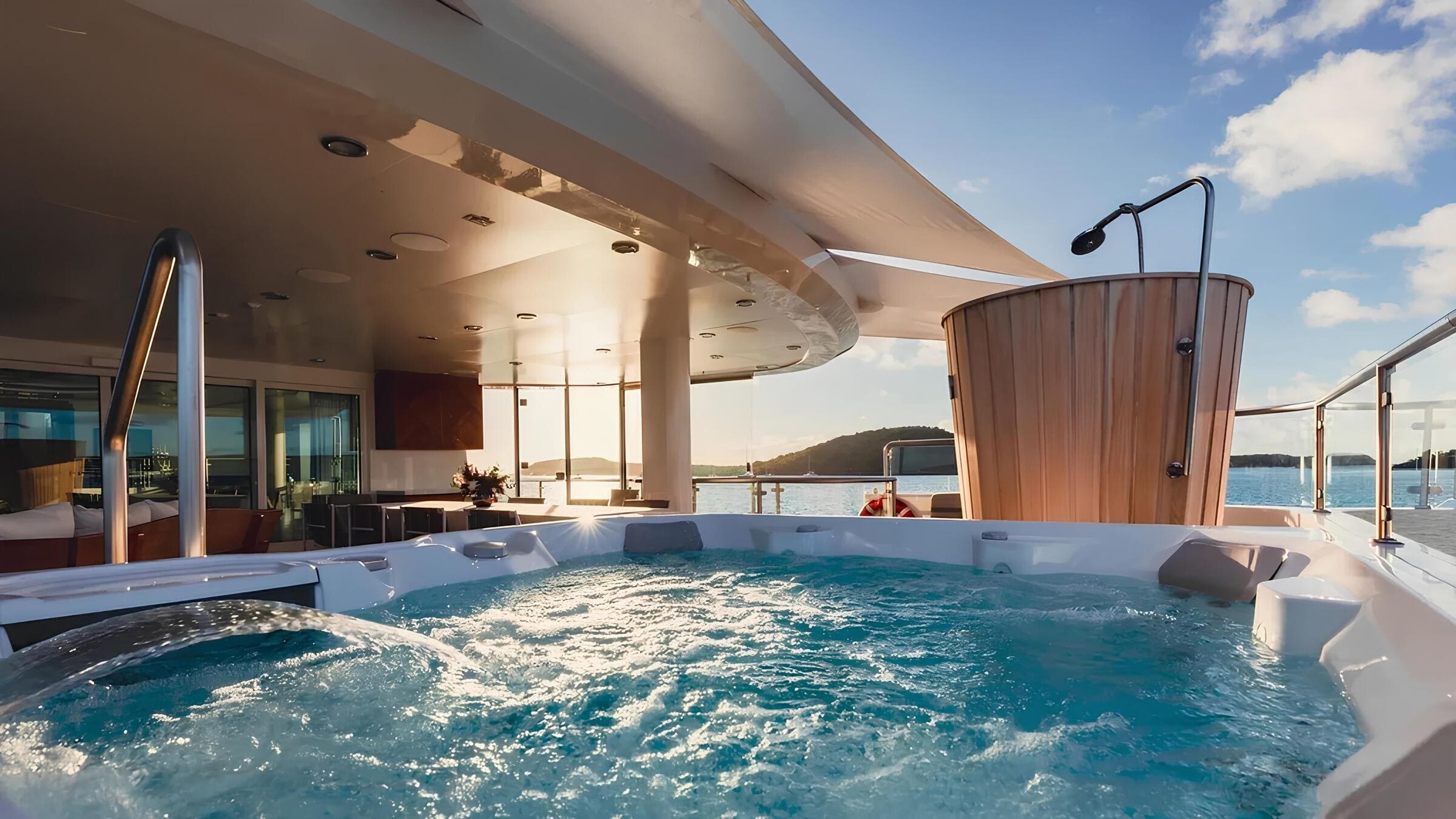 Джакузи на корме верхней палубы/Aft upper deck jacuzzi