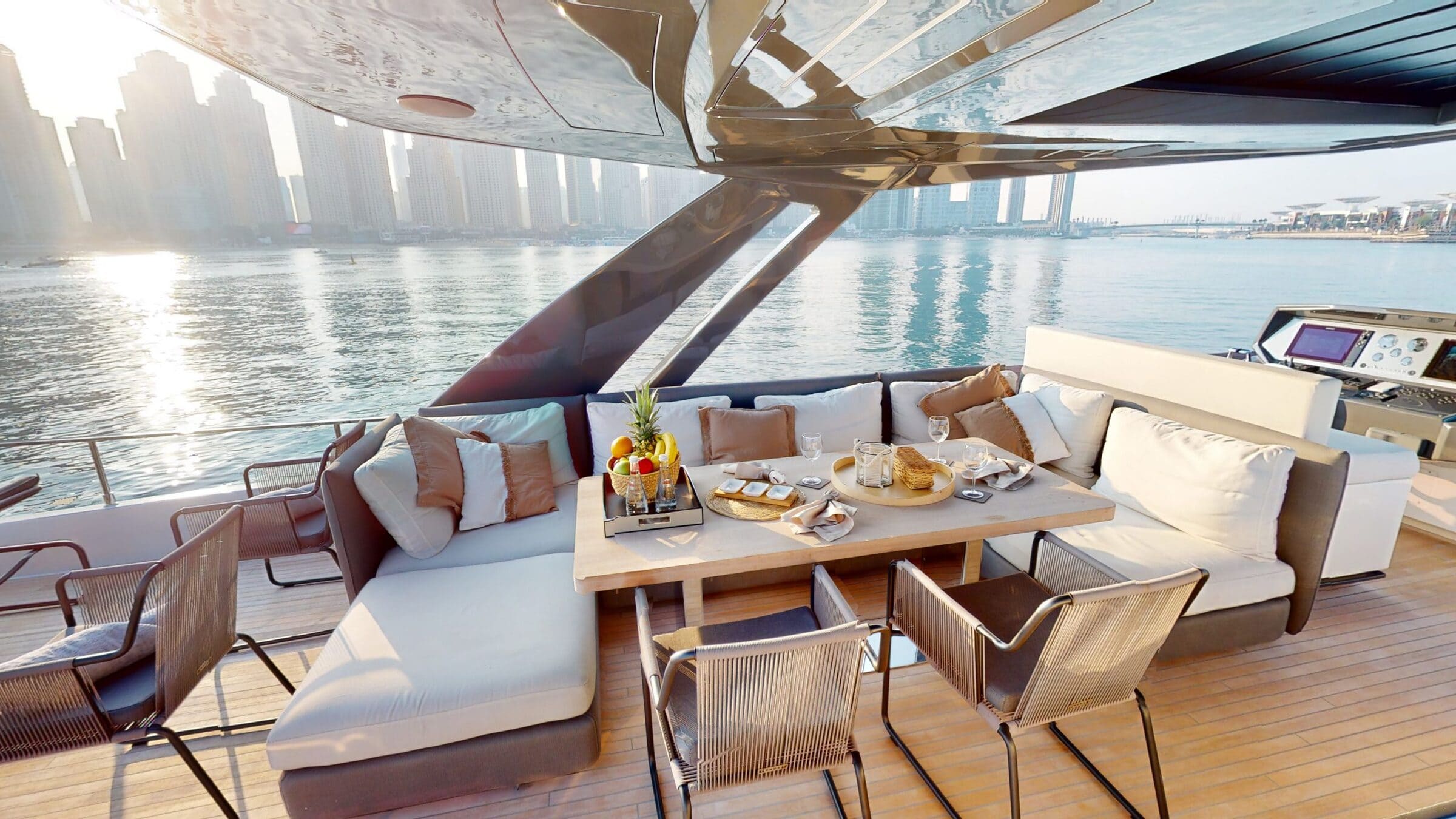 Обеденная зона на флайбридже/Flybridge dining area