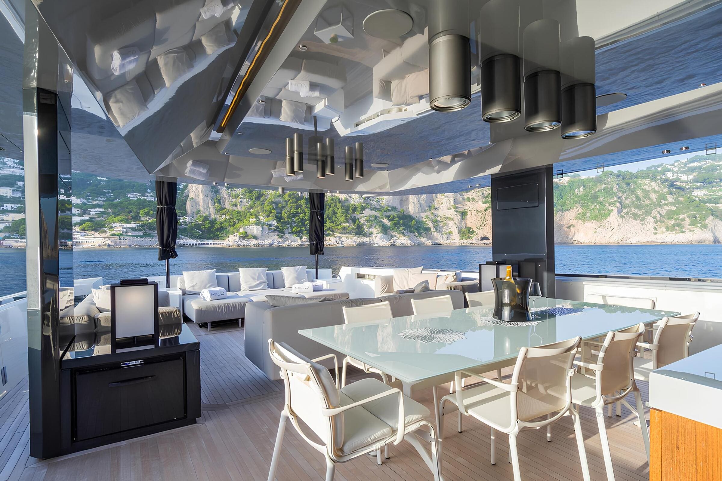 Обеденная зона на корме главной палубы/Aft main deck dining area