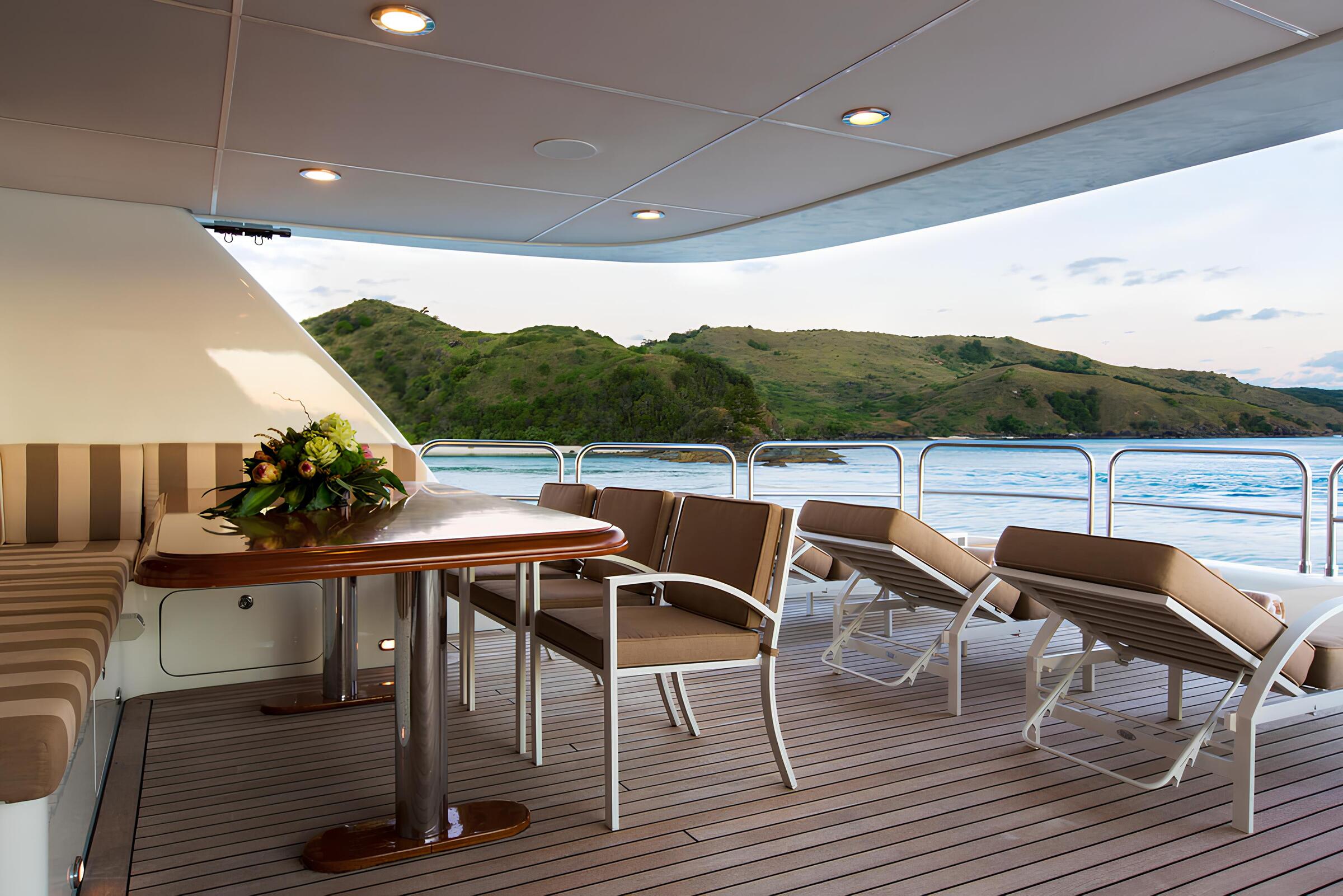 Зона отдыха на корме верхней палубы/Aft upper deck lounge area
