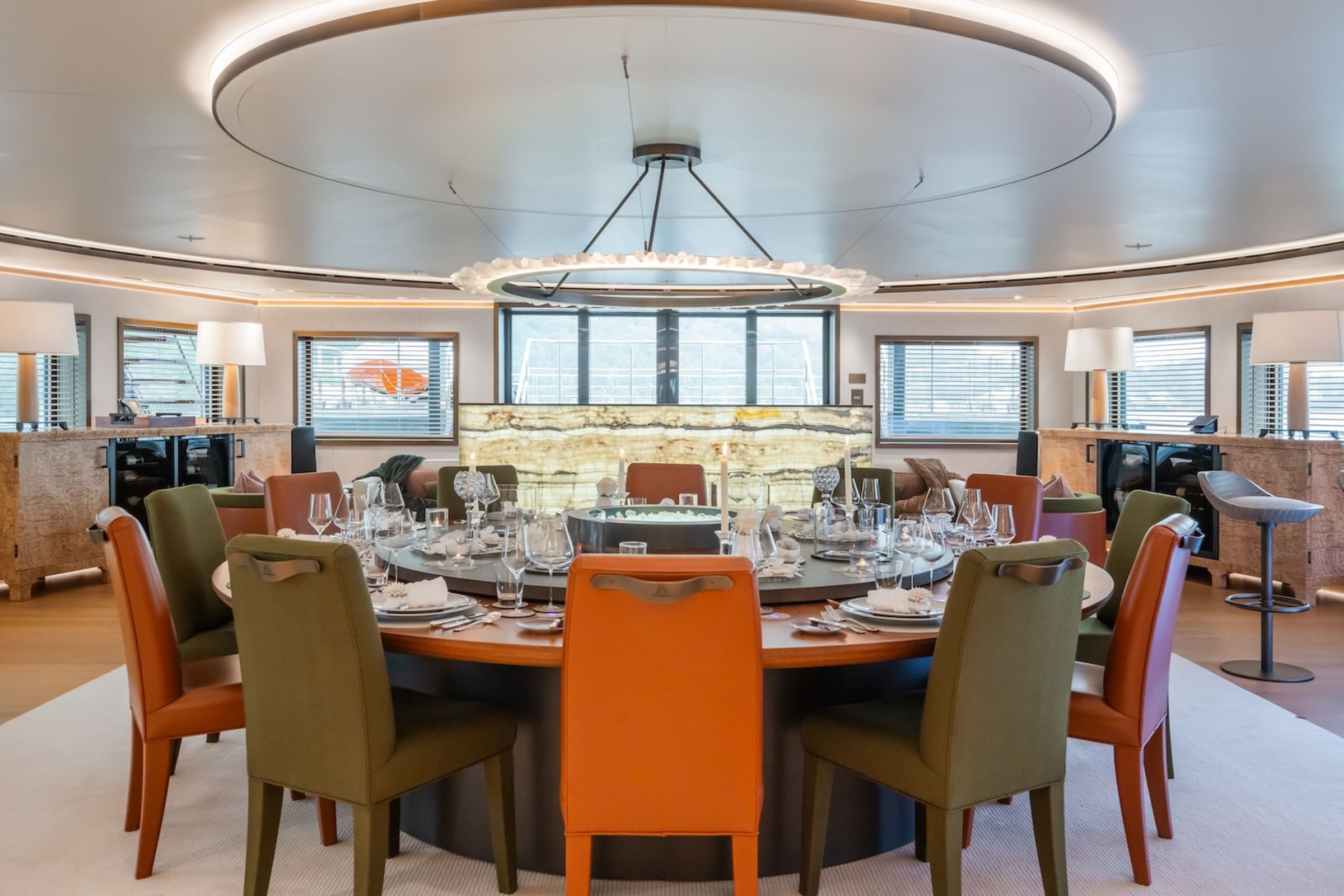 Обеденная зона в главном салоне/Main salon dining area