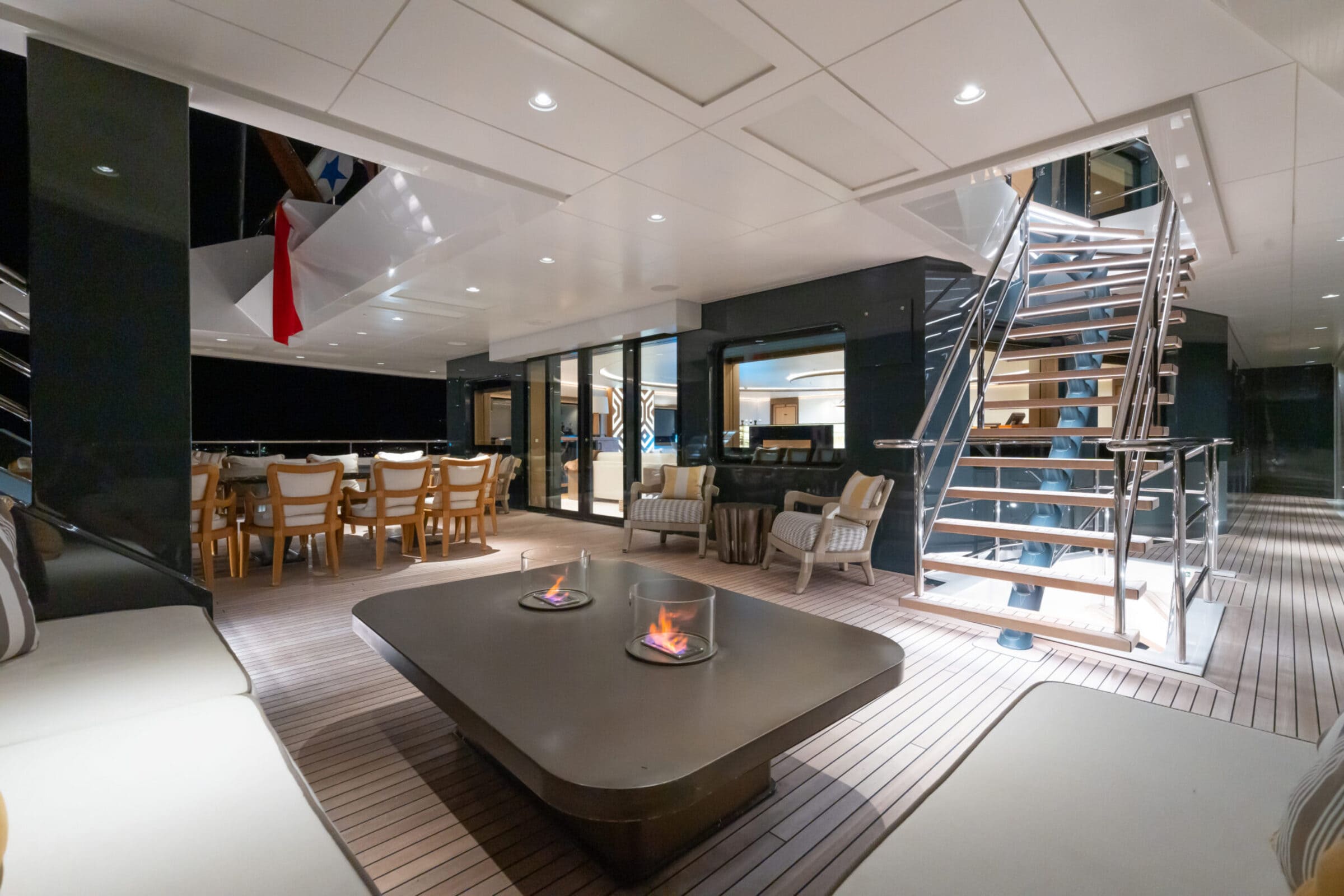 Зона отдыха на корме главной палубы/Aft main deck lounge area