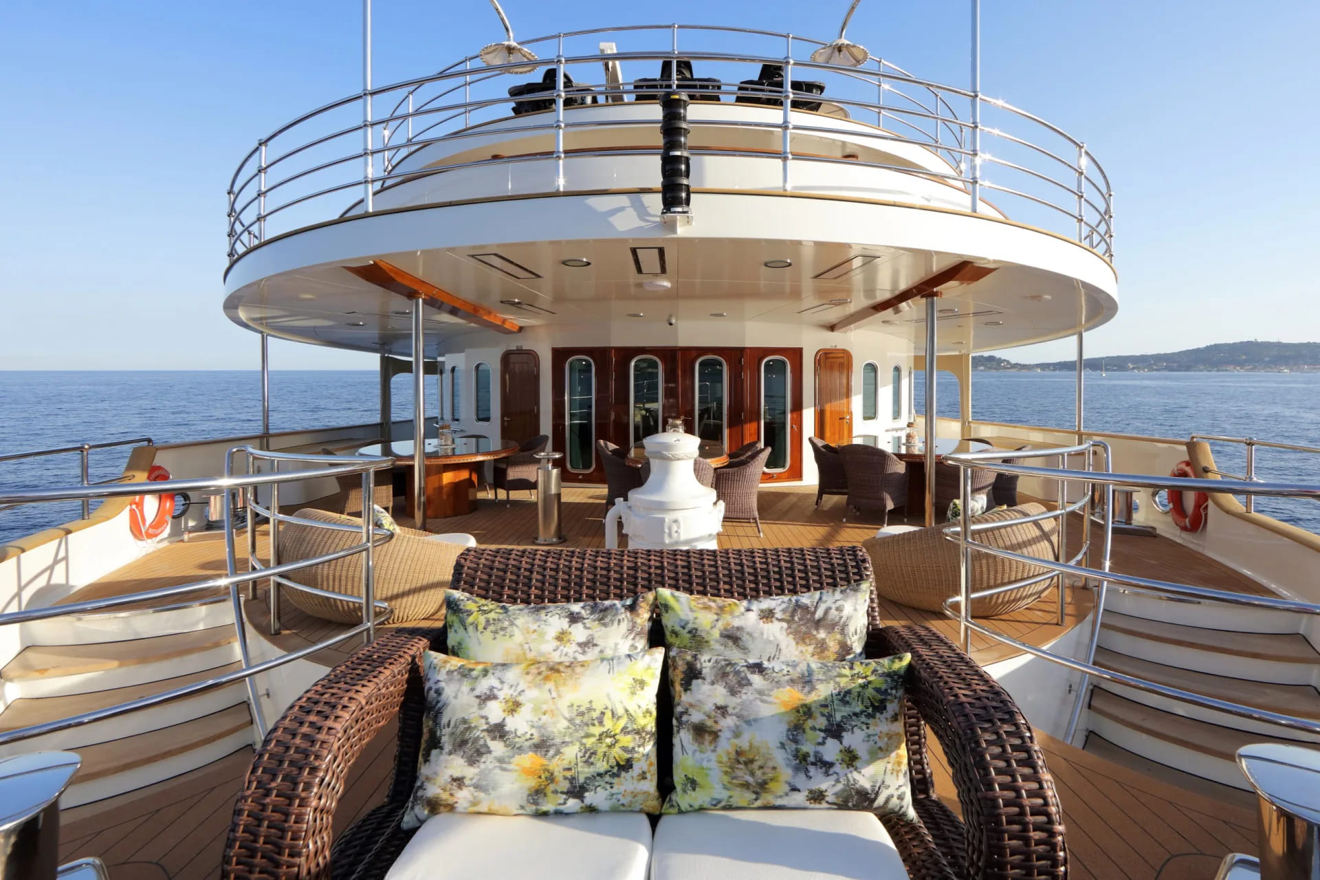 Зона отдыха на корме верхней палубы/Aft upper deck lounge area