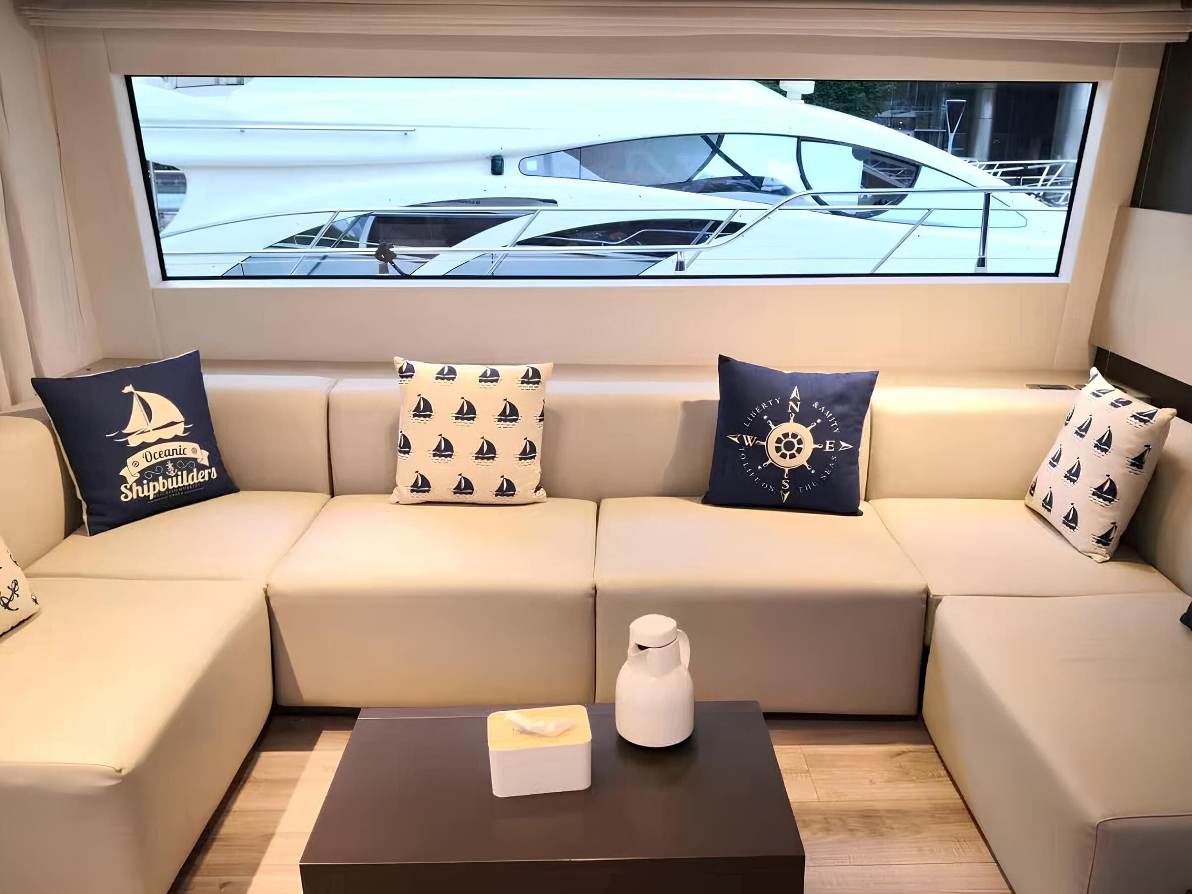 Зона отдыха в главном салоне/Main salon lounge area 