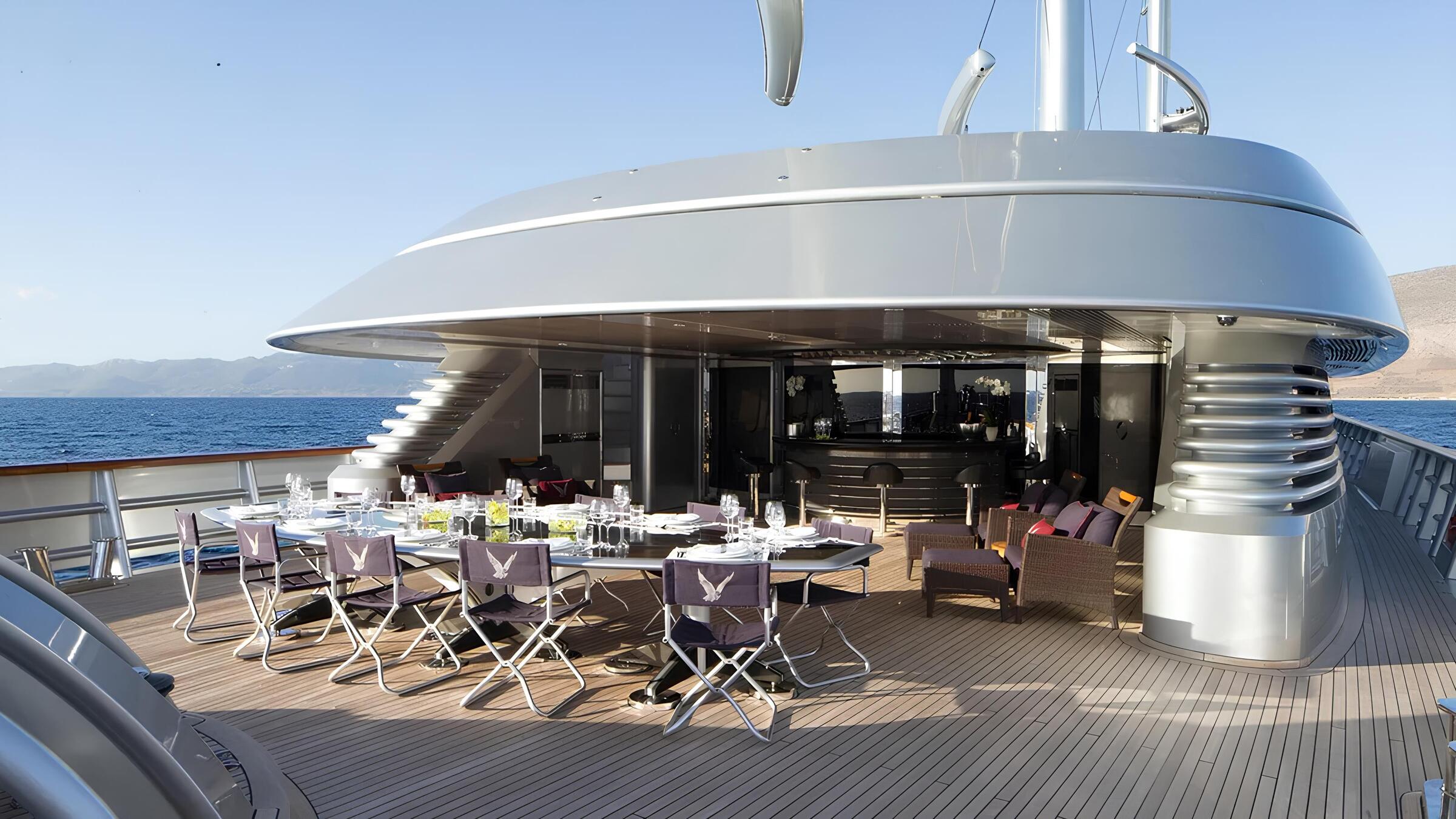 Обеденная зона на верхней палубе/Upper deck dining area