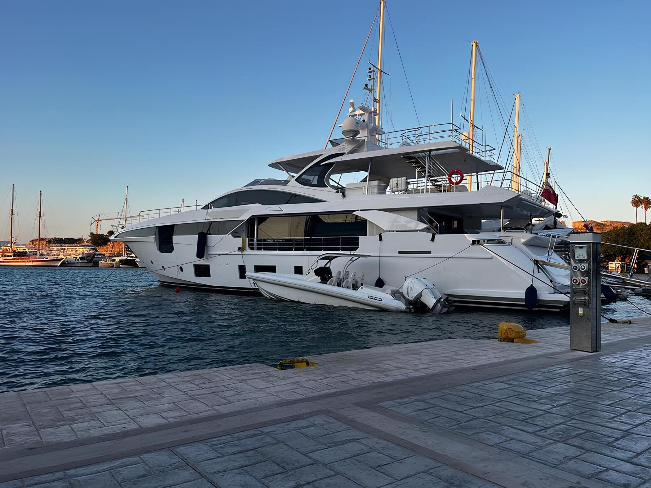 Экстерьер Azimut Grande 35M 2022 MY LOVE T/Exterior Azimut Grande 35M 2022 MY LOVE T