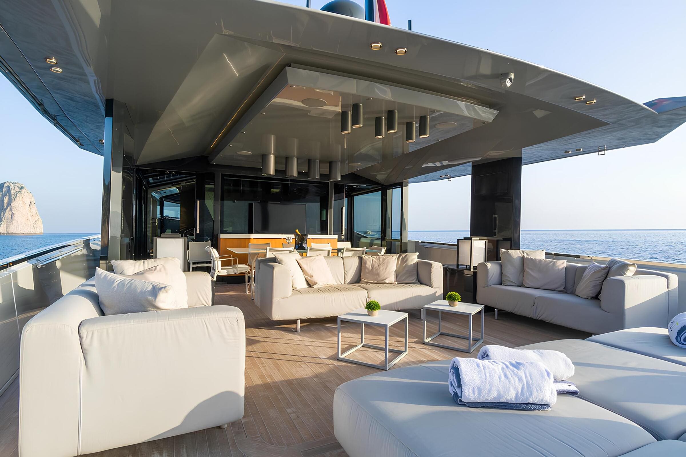 Зона отдыха на корме главной палубы/Aft main deck lounge area