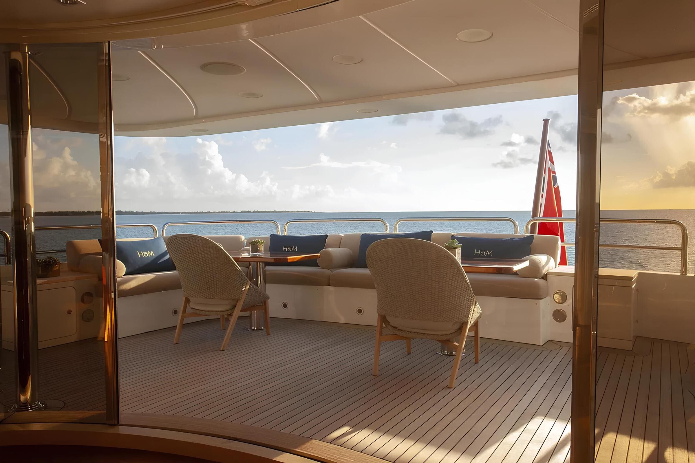 Зона отдыха на корме главной палубы/Aft main deck lounge area