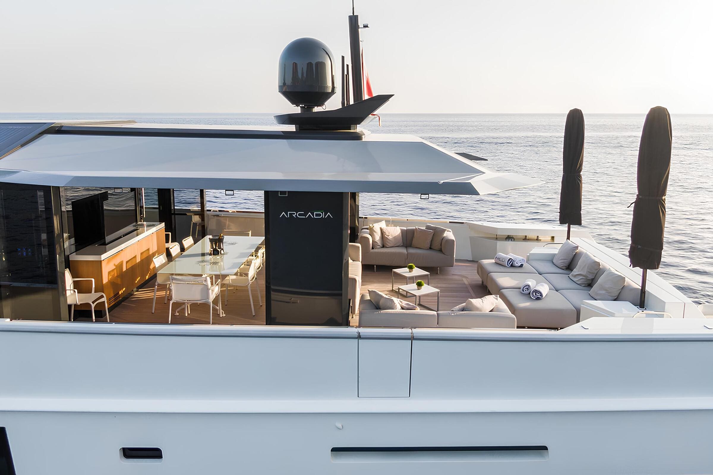 Зона отдыха на корме главной палубы/Aft main deck lounge area