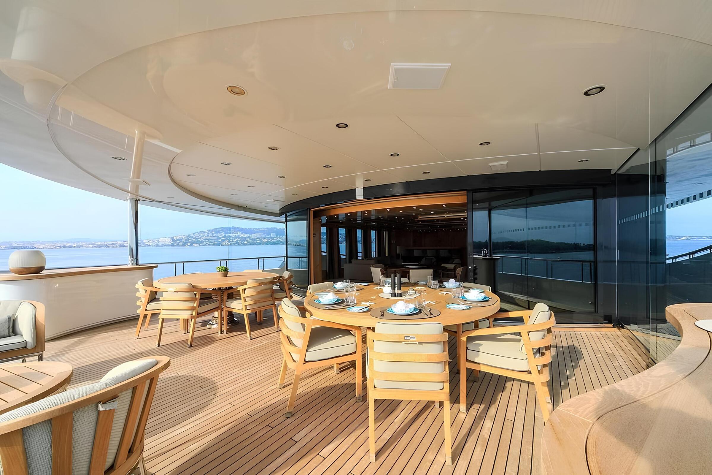 Обеденная зона на корме верхней палубы/Aft upper deck dining area