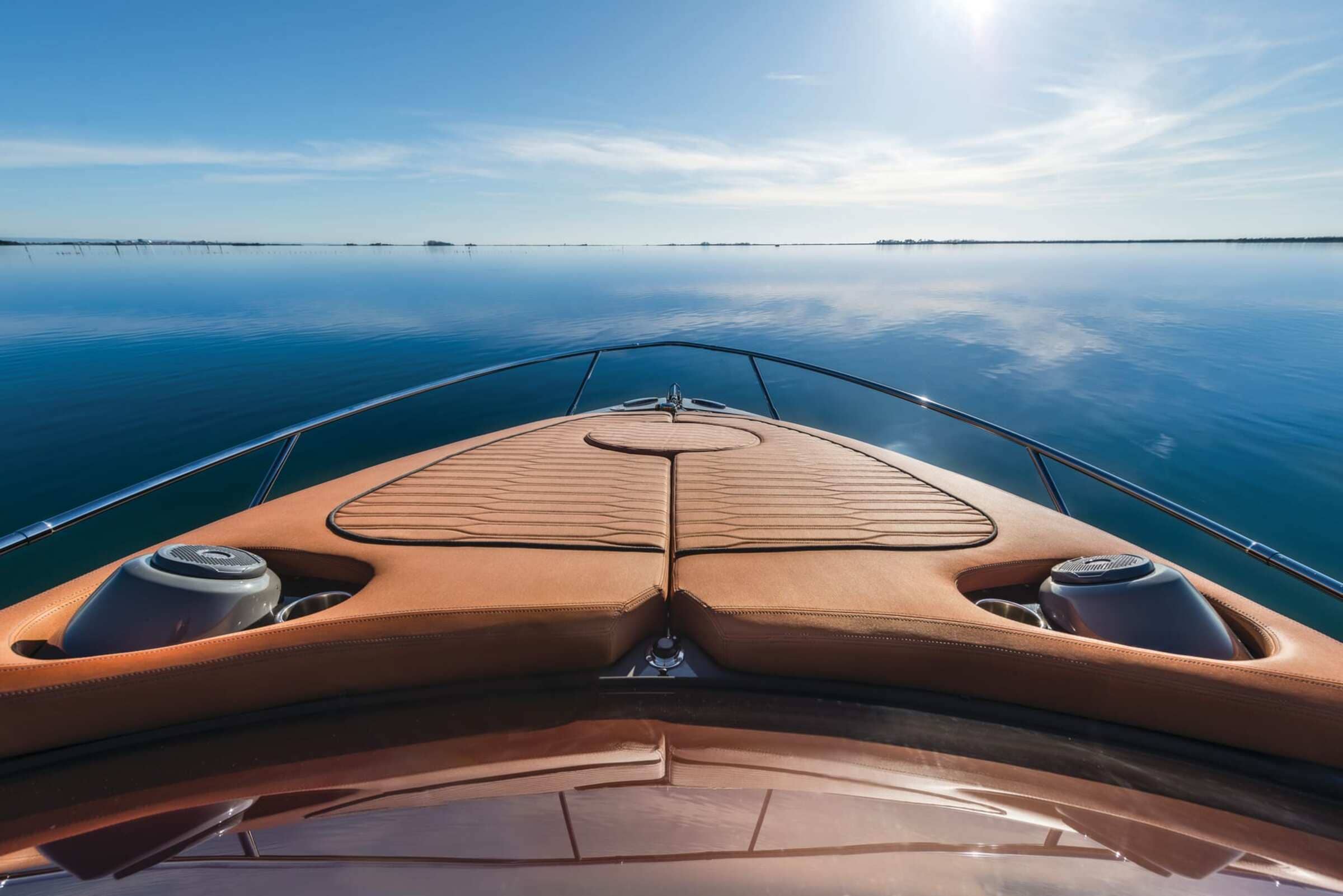 Зона для загорания на носу/Bow sunbathing area