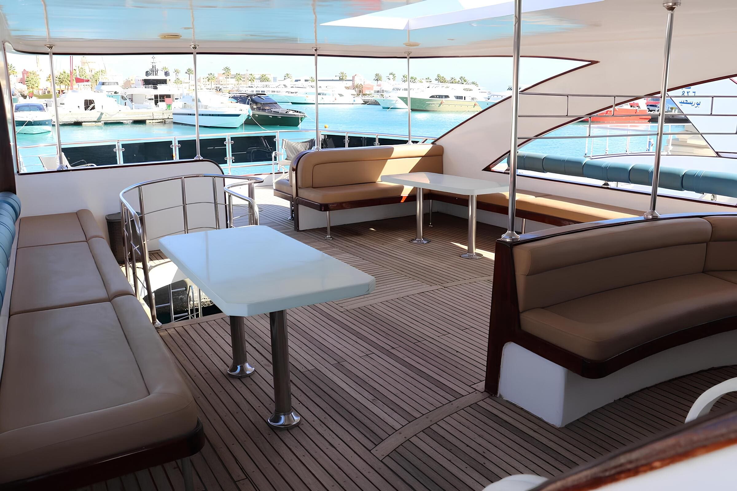 Зона отдыха на флайбридже/Flybridge lounge area