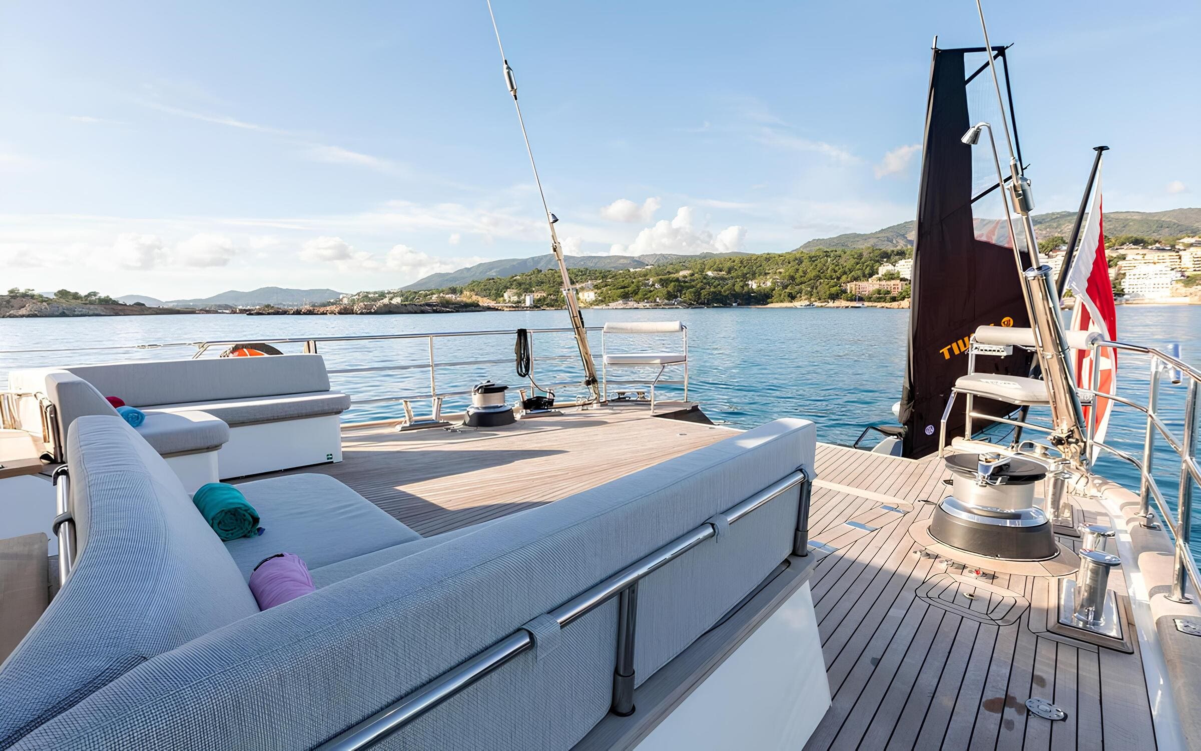 Зона отдыха на корме главной палубы/Aft main deck lounge area
