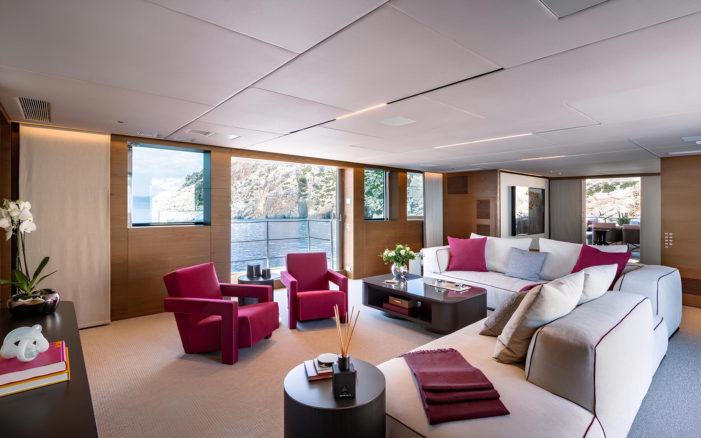 Зона отдыха в главном салоне/Main salon lounge area