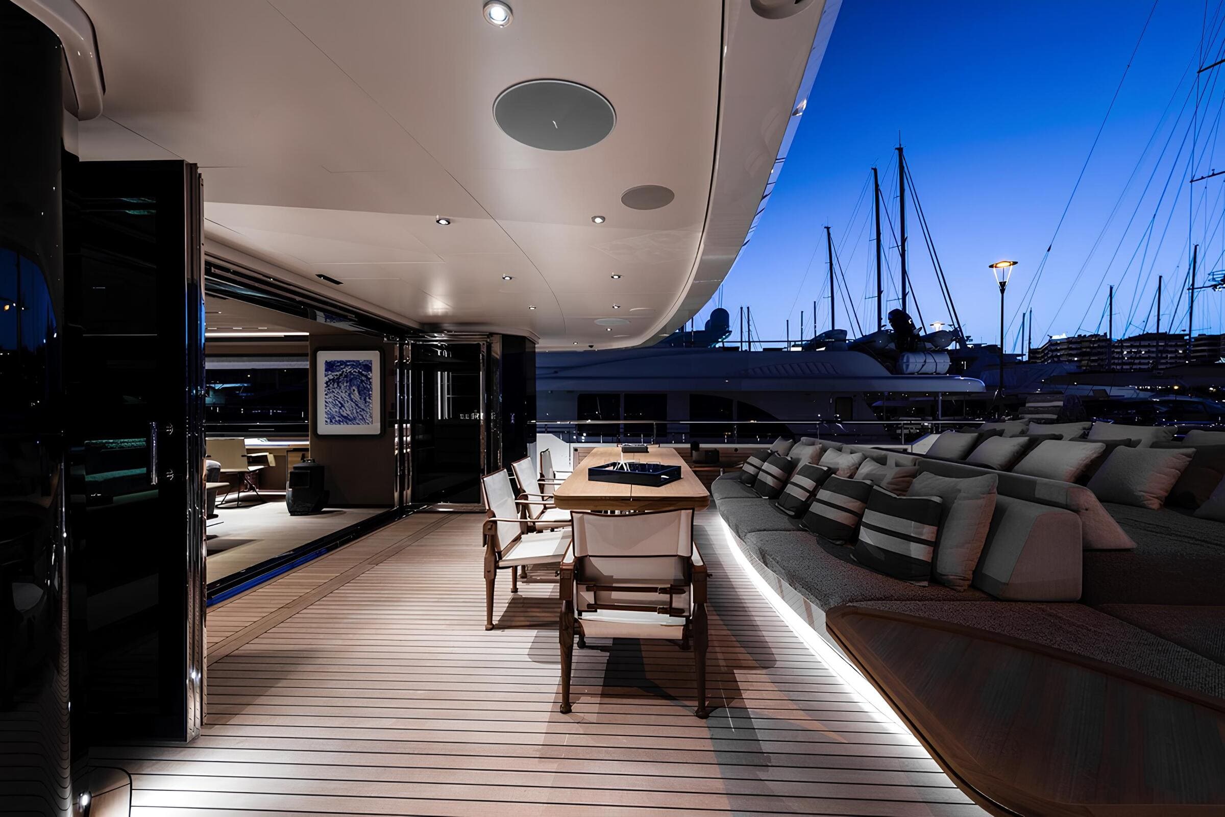 Зона отдыха на корме главной палубы/Aft main deck lounge area