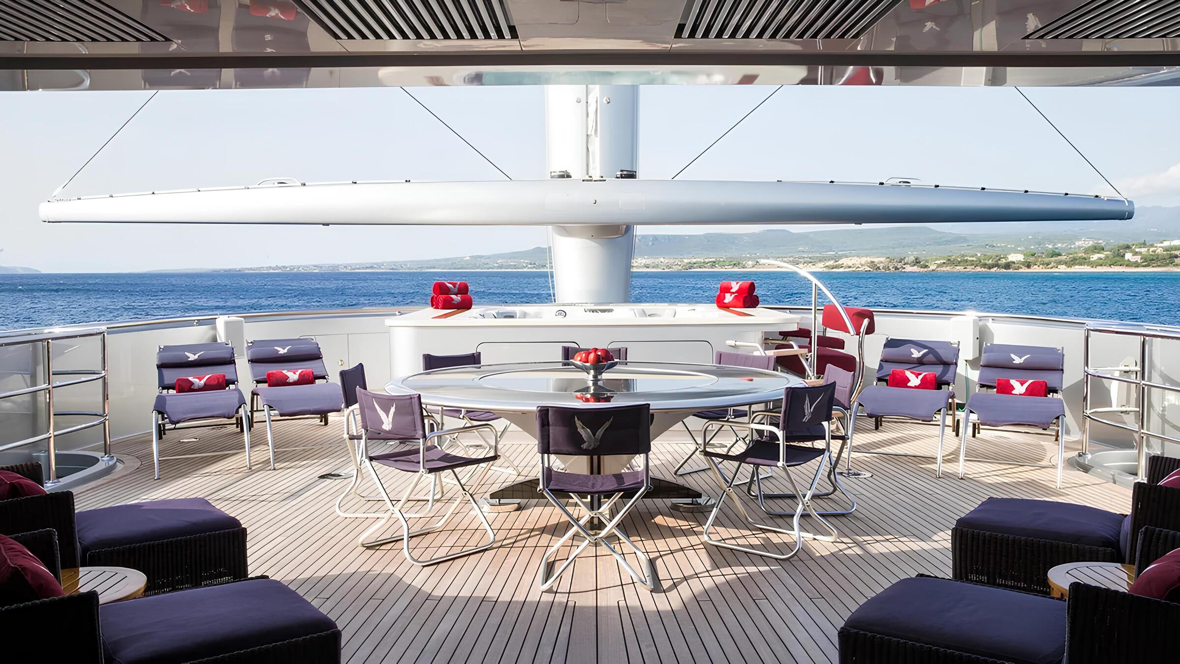 Обеденная зона на корме главной палубы/Aft main deck dining area