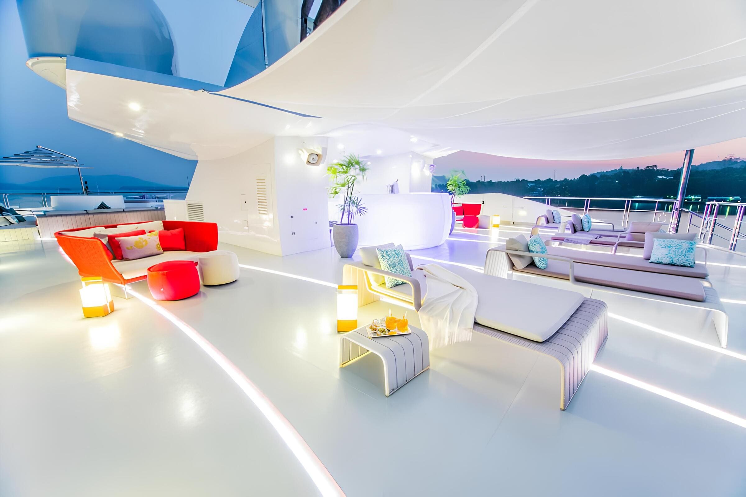 Зона отдыха на сандеке/Sundeck lounge area