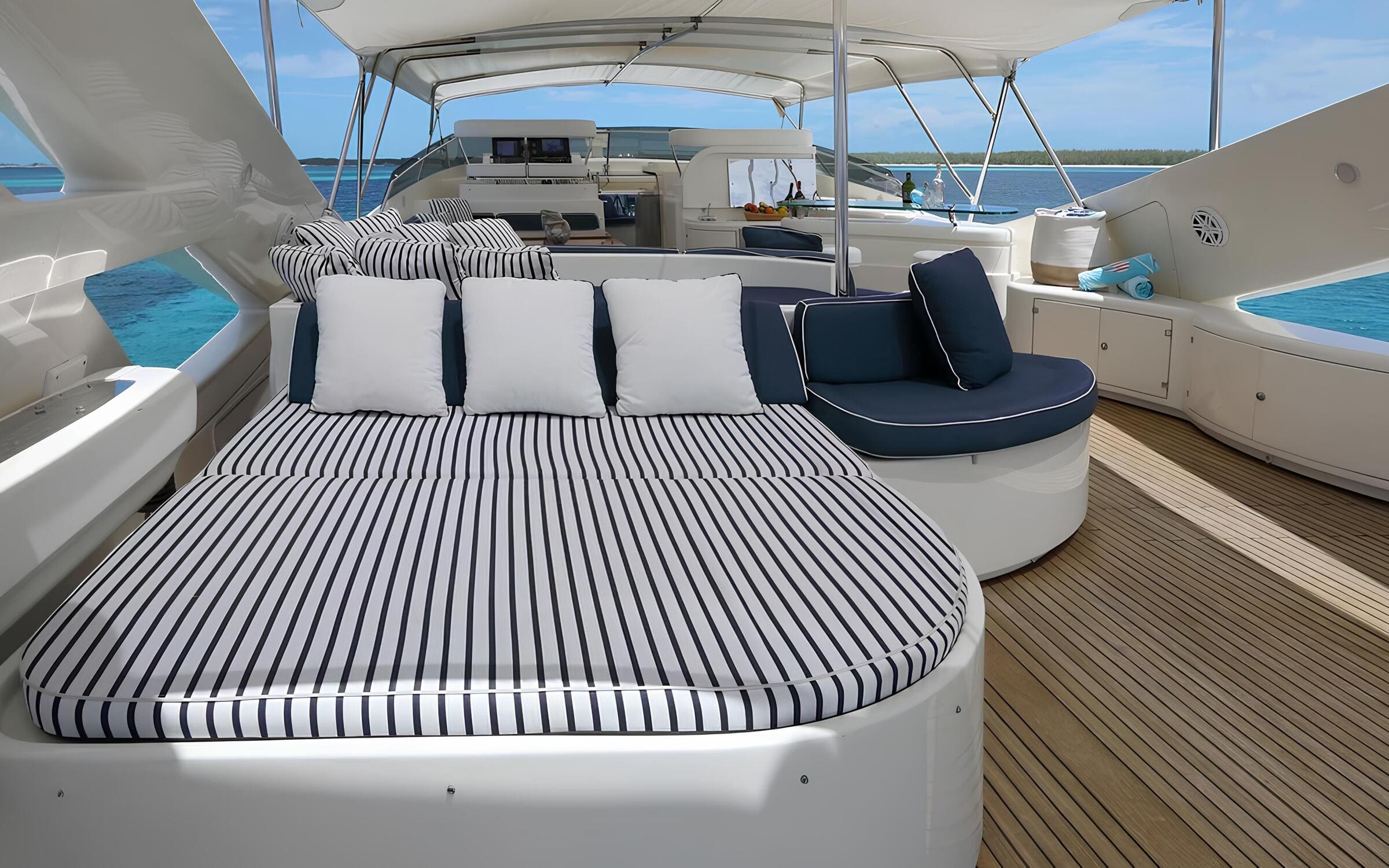 Зона для загорания в кормовой части флайбриджа/Flybridge aft sunbathing area
