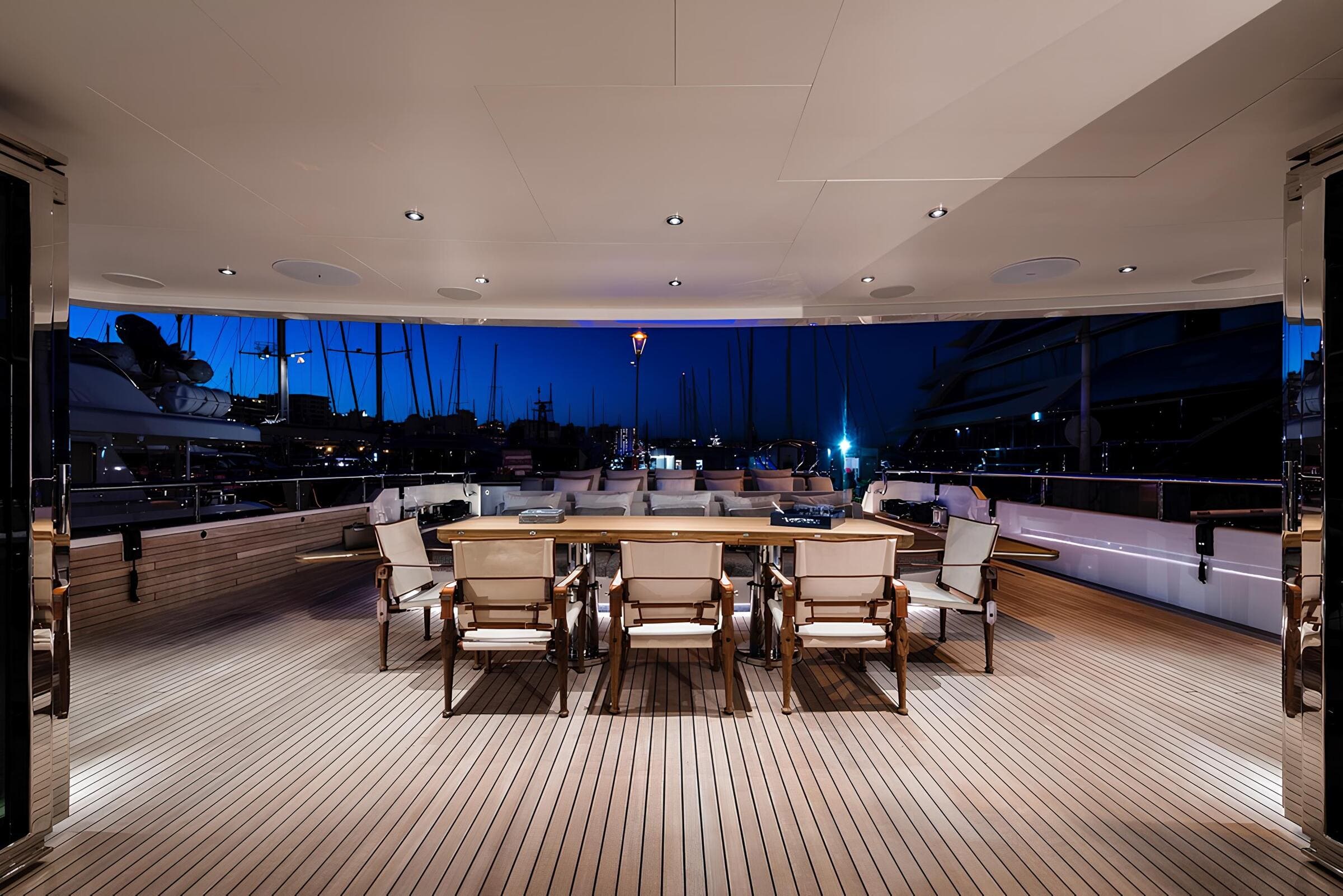 Зона отдыха на корме главной палубы/Aft main deck lounge area