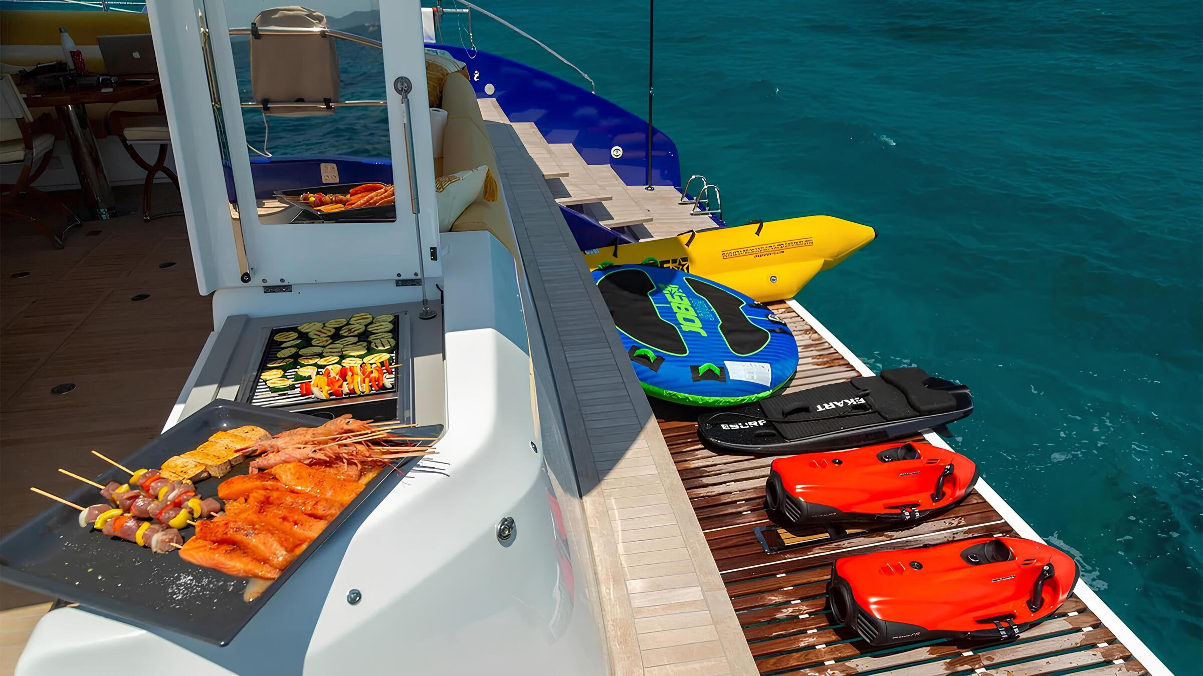Плавательная платформа и водные игрушки/Swimming platform and water toys