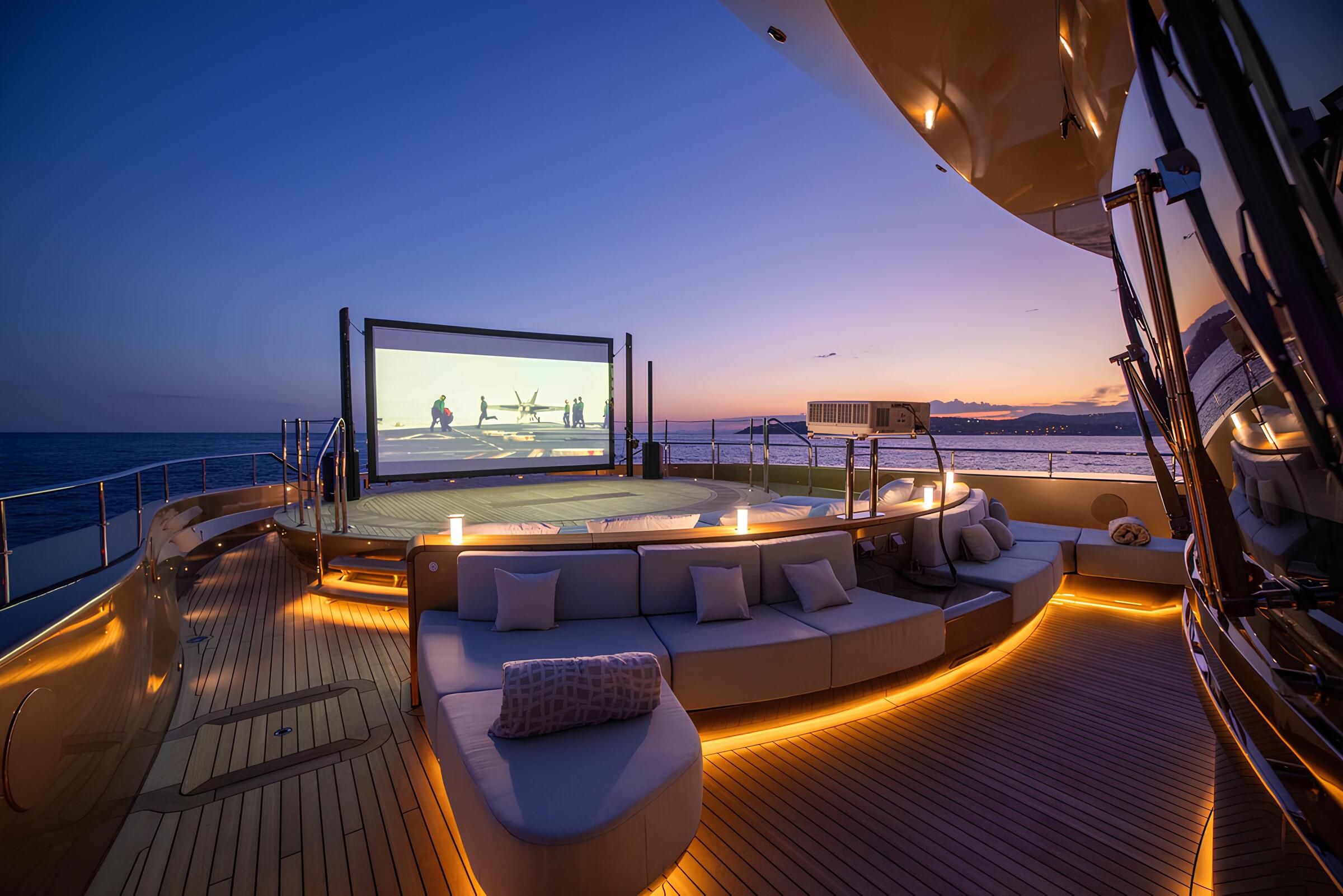 Открытый кинотеатр на вертолетной площадке/Outdoor cinema on the helipad