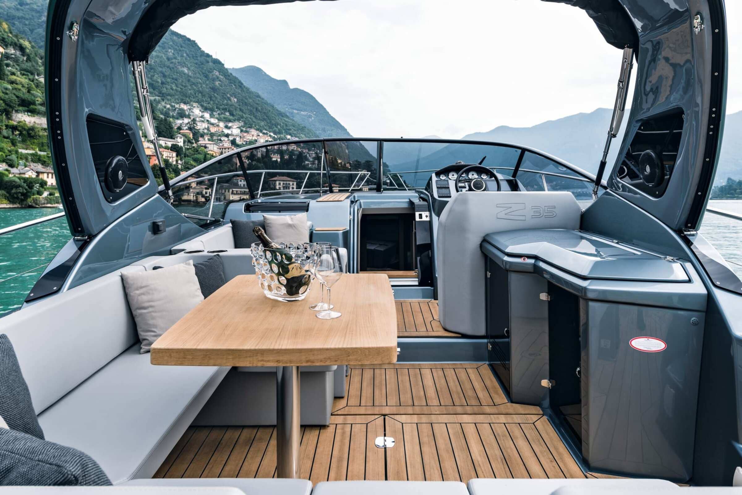 Обеденная зона в кокпите/Cockpit dining area