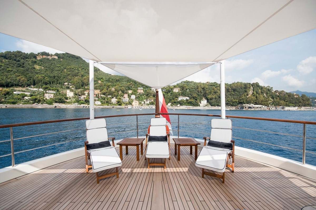 Шезлонги на носовой палубе/Sun loungers on the foredeck