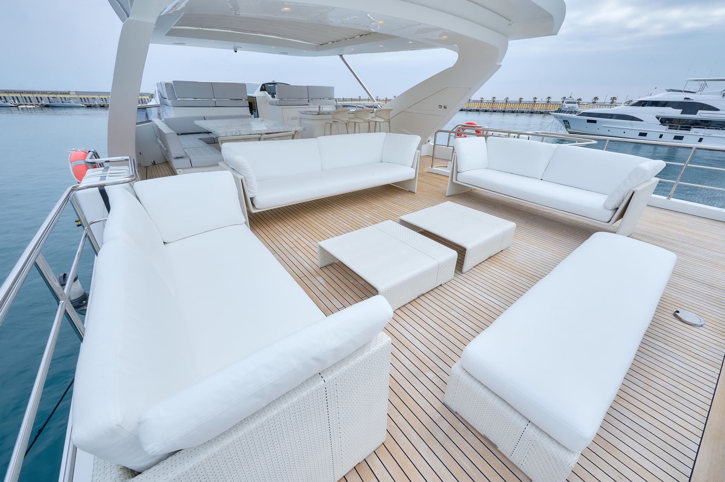 Зона отдыха на флайбридже/Flybridge lounge area