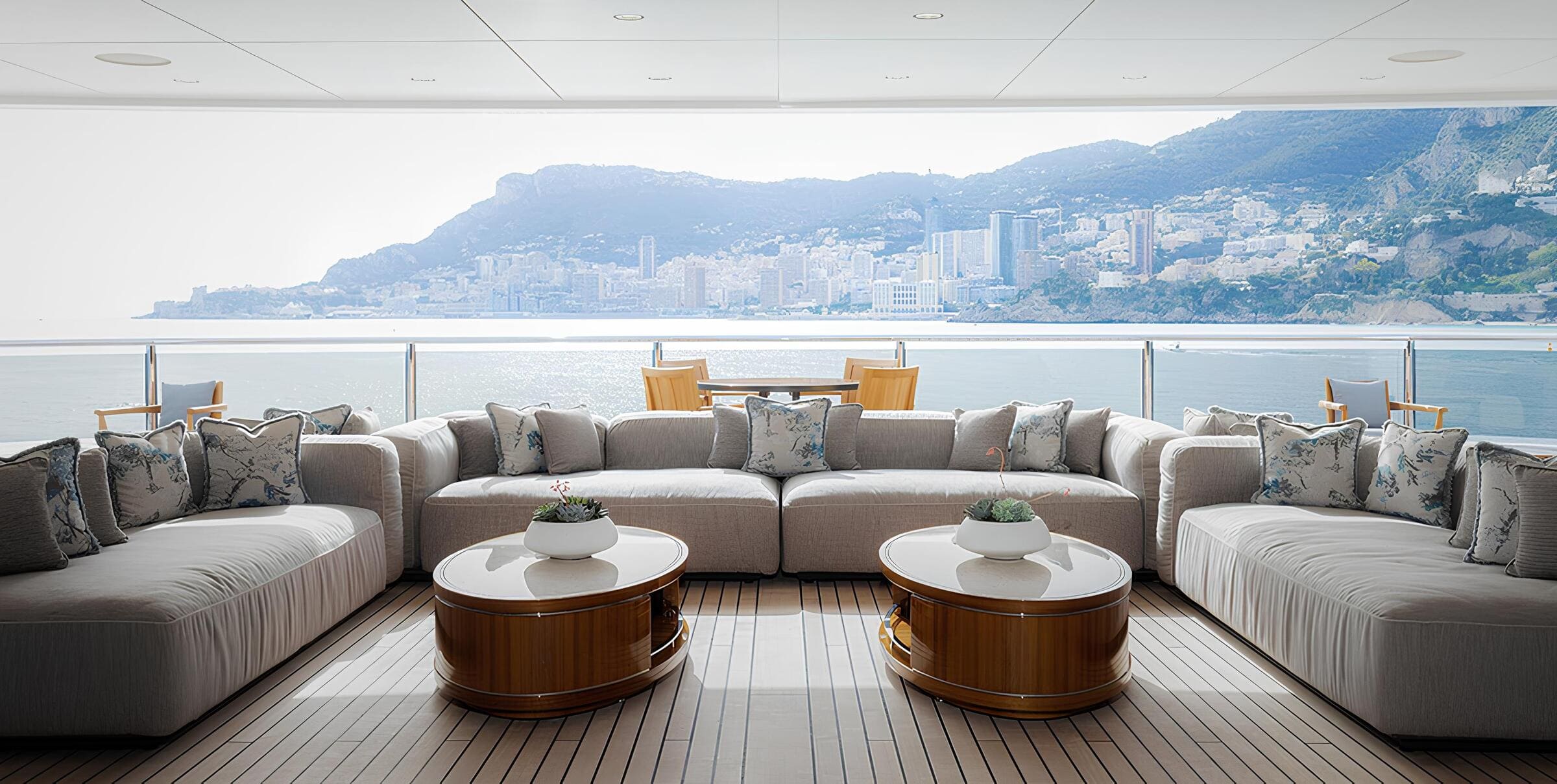 Зона отдыха на корме главной палубы/Aft main deck lounge area