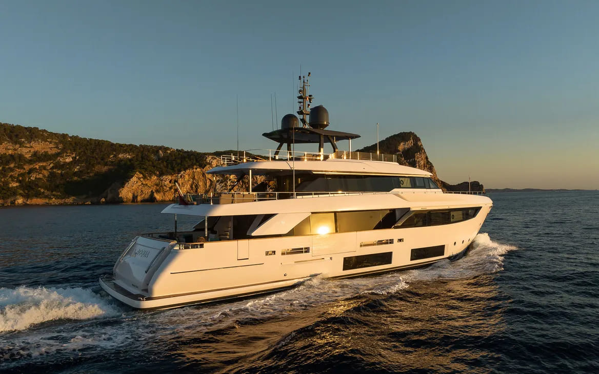 Экстерьер Custom Line Navetta 33 2020 MY ACQUA/Exterior Custom Line Navetta 33 2020 MY ACQUA