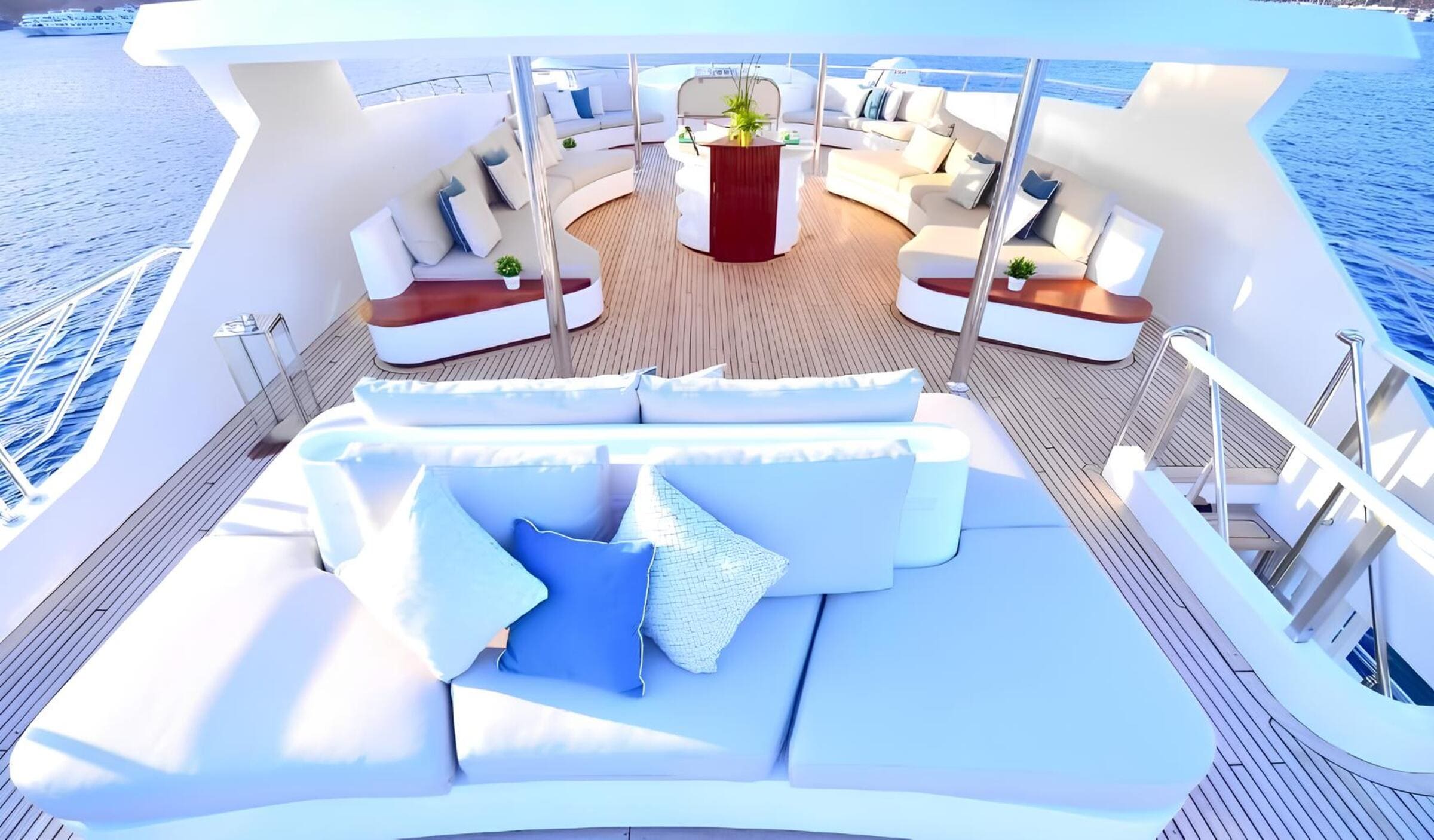 Зона отдыха на сандеке/Sundeck lounge area