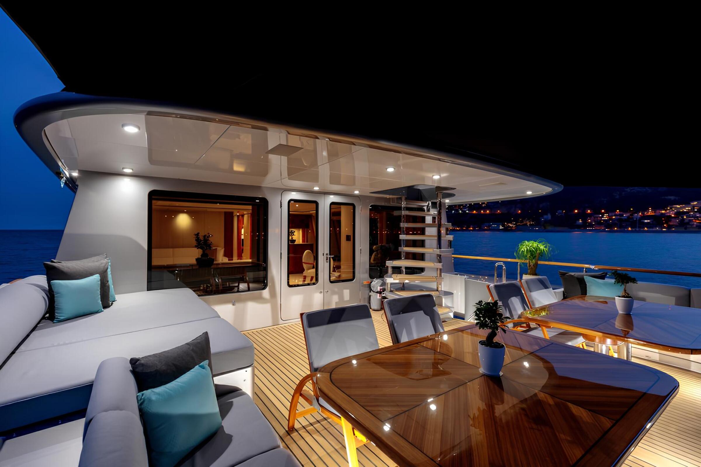 Зона отдыха на корме верхней палубы/Aft upper deck lounge area