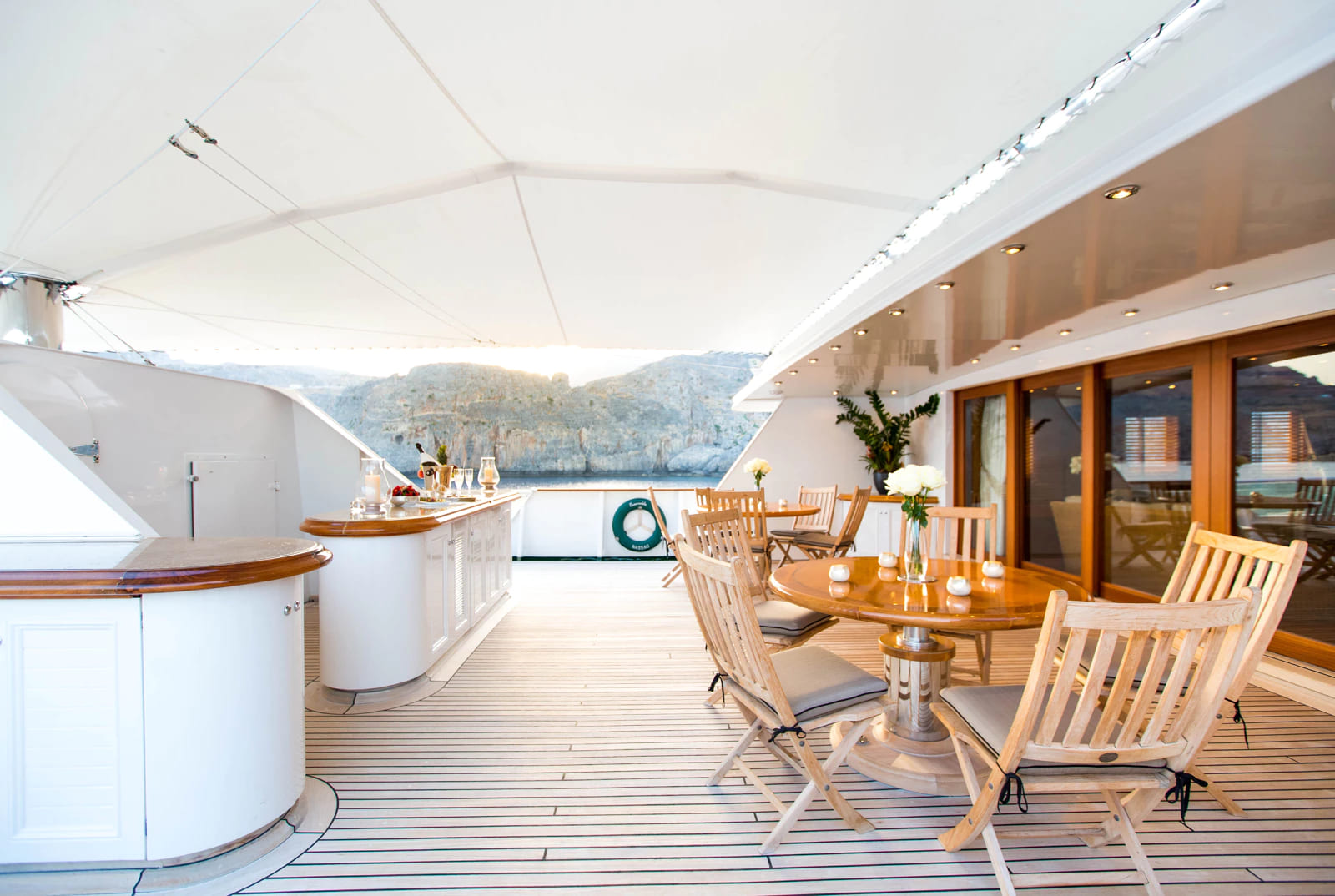 Обеденная зона на корме верхней палубы/Aft upper deck dining area