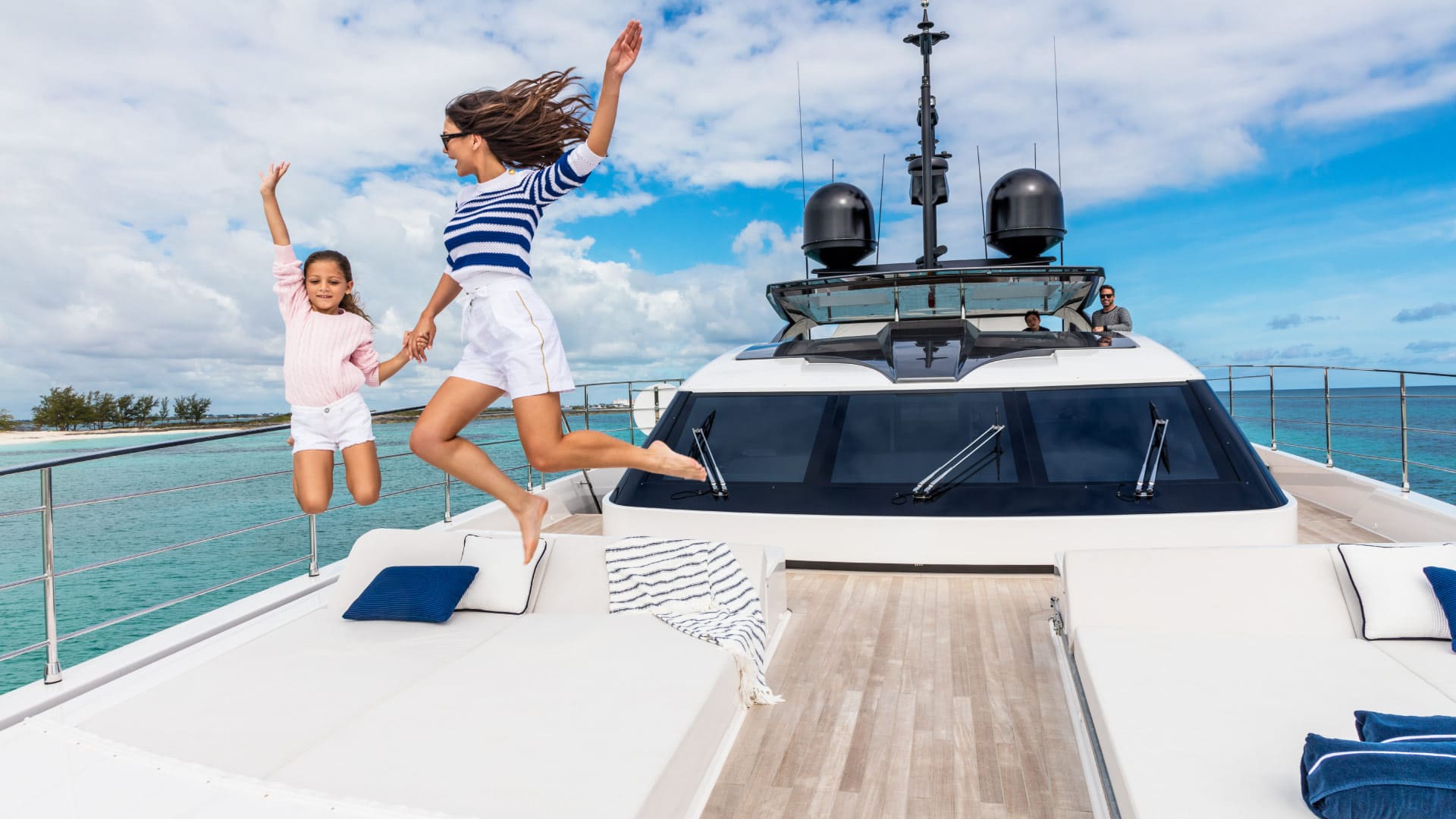 Шезлонги на носовой палубе/Sun loungers on the foredeck