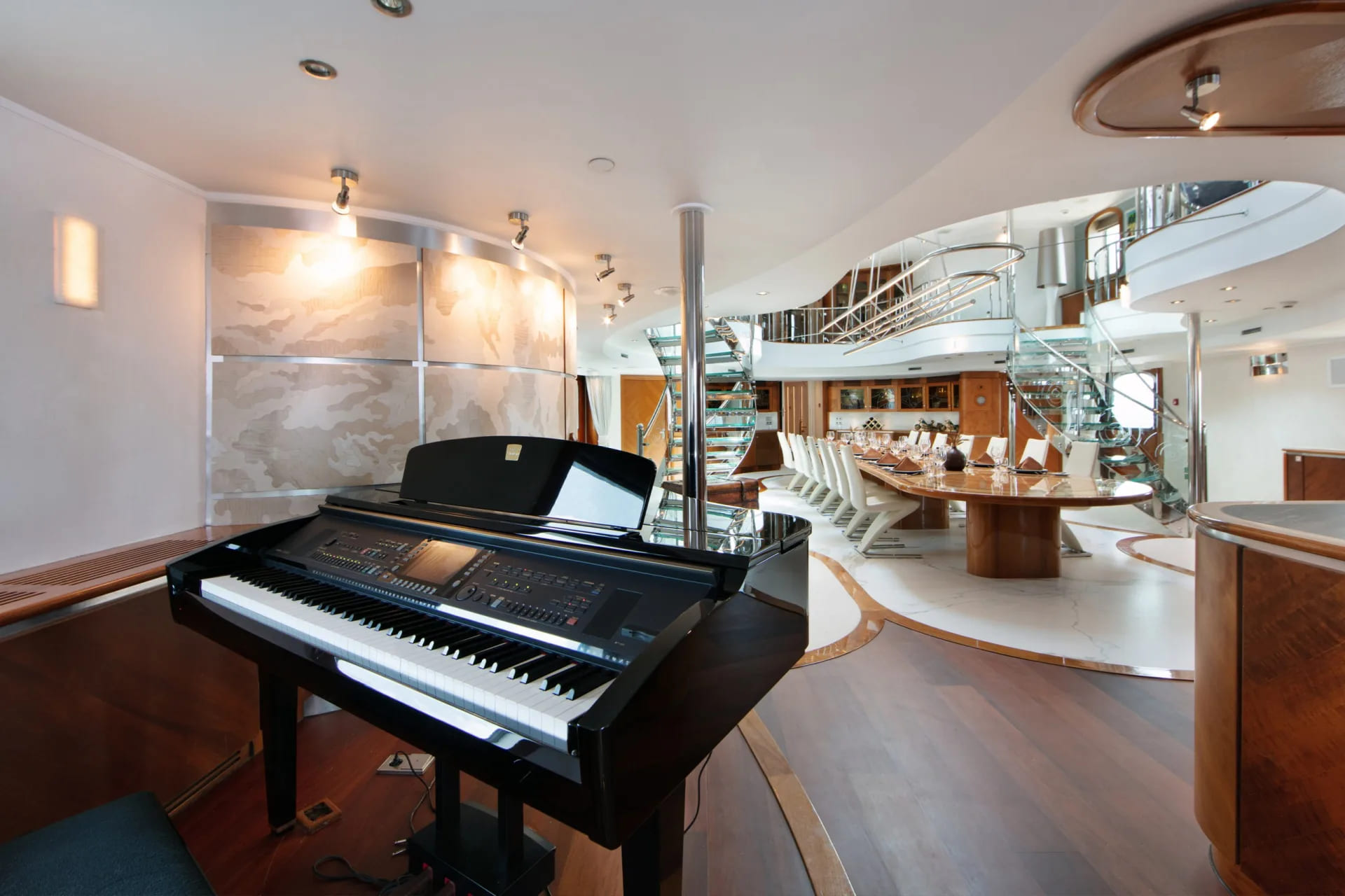 Зона отдыха в главном салоне/Main salon lounge area