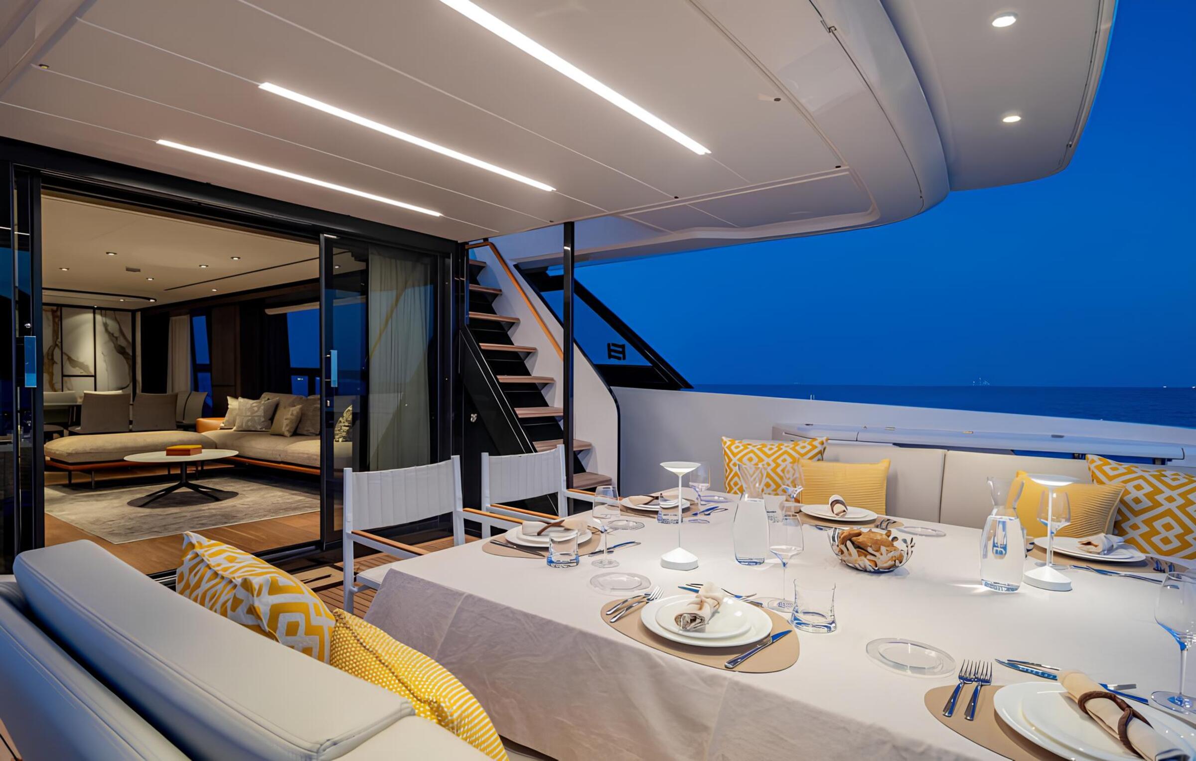 Обеденная зона в кокпите/Cockpit dining area